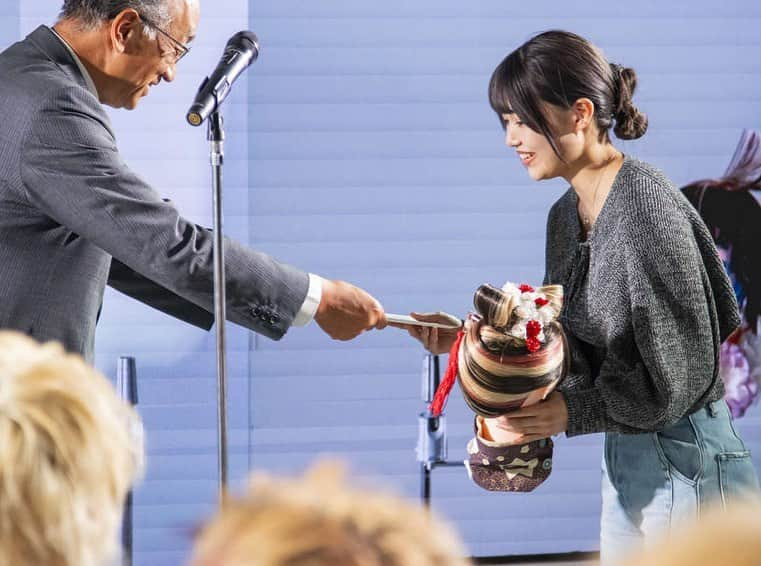 札幌ベルエポック美容専門学校 公式さんのインスタグラム写真 - (札幌ベルエポック美容専門学校 公式Instagram)「美容師科2年生 ベルエポックコンテスト学内予選  ベルエポックコンテストの学内予選の様子をご紹介！！ 美容師科はカットの技術で勝負！！  いつも元気で明るい学生たちですが、真剣な表情で作品と向き合う姿はカッコよかったです✨  美容業界の最先端で働くプロが審査員を務めてくださり、コンテスト終了後には一人ひとりの作品についてフィードバックも実施していただきました。  業界のプロから学べるのがベルのいいところ！  残念ながら本選に進めなかった方もここで終わらず、ぜひ将来に繋げてくださいね！ 本当にお疲れ様でした！    #札幌ベルエポック美容専門学校 #札幌 #ベル #美容 #美容学生 #コンテスト #美容師 #美容師科」11月8日 15時26分 - sapporobelle