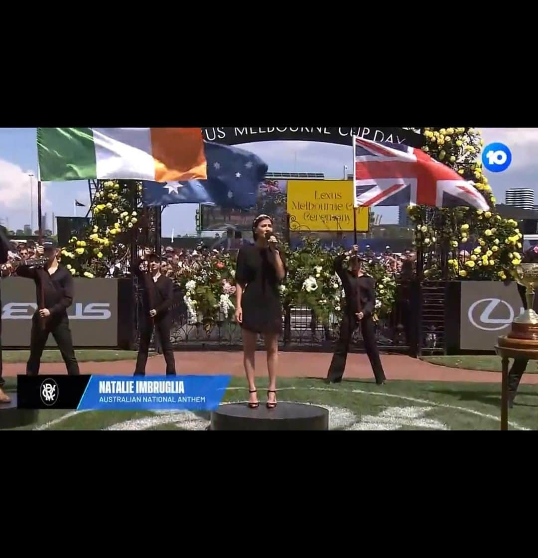 ナタリー・インブルーリアさんのインスタグラム写真 - (ナタリー・インブルーリアInstagram)「Such an honour to sing the Australian National Anthem for the first time on a public stage yesterday before the Lexus Melbourne Cup! Thanks to the whole team ❤️ @drewmac sammymeads @chinwagpr  @ttpublicity @karenrossiter  @rudston.brown @bozzy_____  Lisa and Anna from @mushroomevents @flemingtonVRC @caamusic @chrisibbs @emmabanksagent 💜  Special thanks to @ezaraj for my  stunning custom made leather crown! ✨  Styling @fredericalovellpank 💛  Dress: @rebeccavallance ⚡️ Shoes: @rupertsanderson ✨ Hair and Makeup: @michael_brennan ⭐️」11月8日 10時03分 - natalie_imbruglia