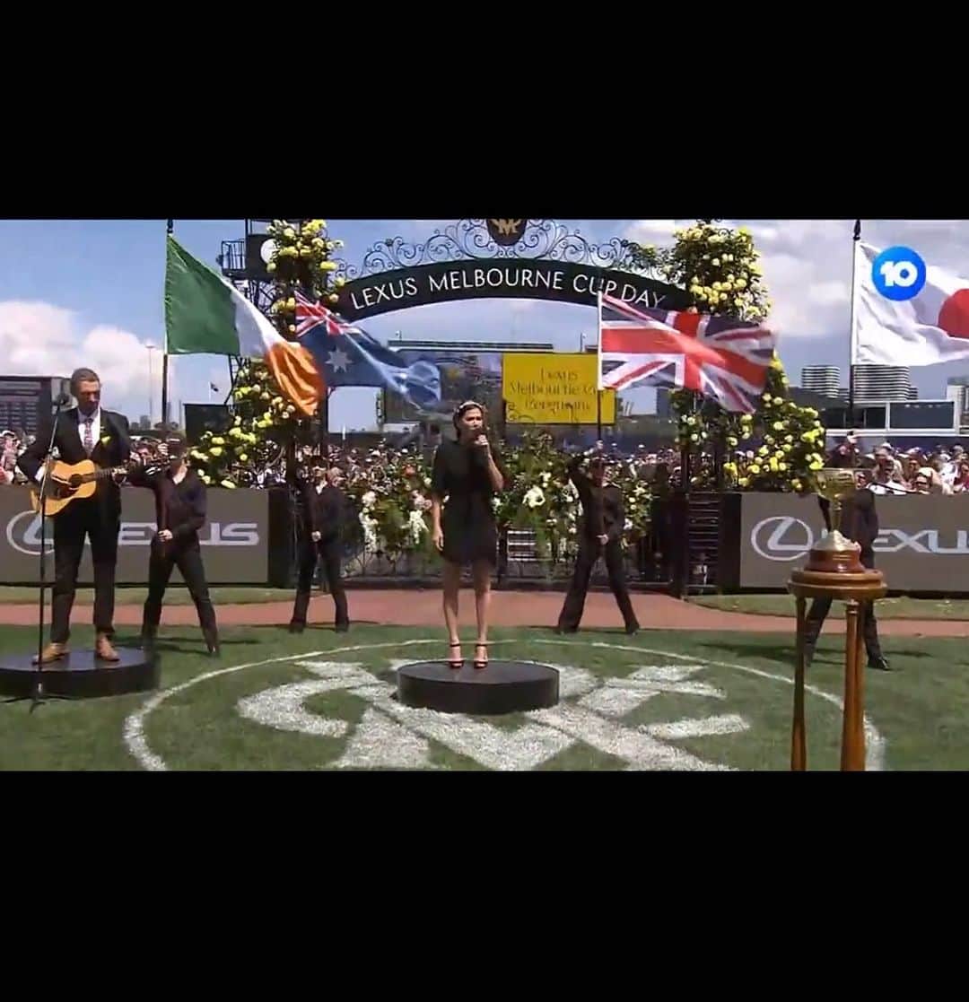 ナタリー・インブルーリアさんのインスタグラム写真 - (ナタリー・インブルーリアInstagram)「Such an honour to sing the Australian National Anthem for the first time on a public stage yesterday before the Lexus Melbourne Cup! Thanks to the whole team ❤️ @drewmac sammymeads @chinwagpr  @ttpublicity @karenrossiter  @rudston.brown @bozzy_____  Lisa and Anna from @mushroomevents @flemingtonVRC @caamusic @chrisibbs @emmabanksagent 💜  Special thanks to @ezaraj for my  stunning custom made leather crown! ✨  Styling @fredericalovellpank 💛  Dress: @rebeccavallance ⚡️ Shoes: @rupertsanderson ✨ Hair and Makeup: @michael_brennan ⭐️」11月8日 10時03分 - natalie_imbruglia