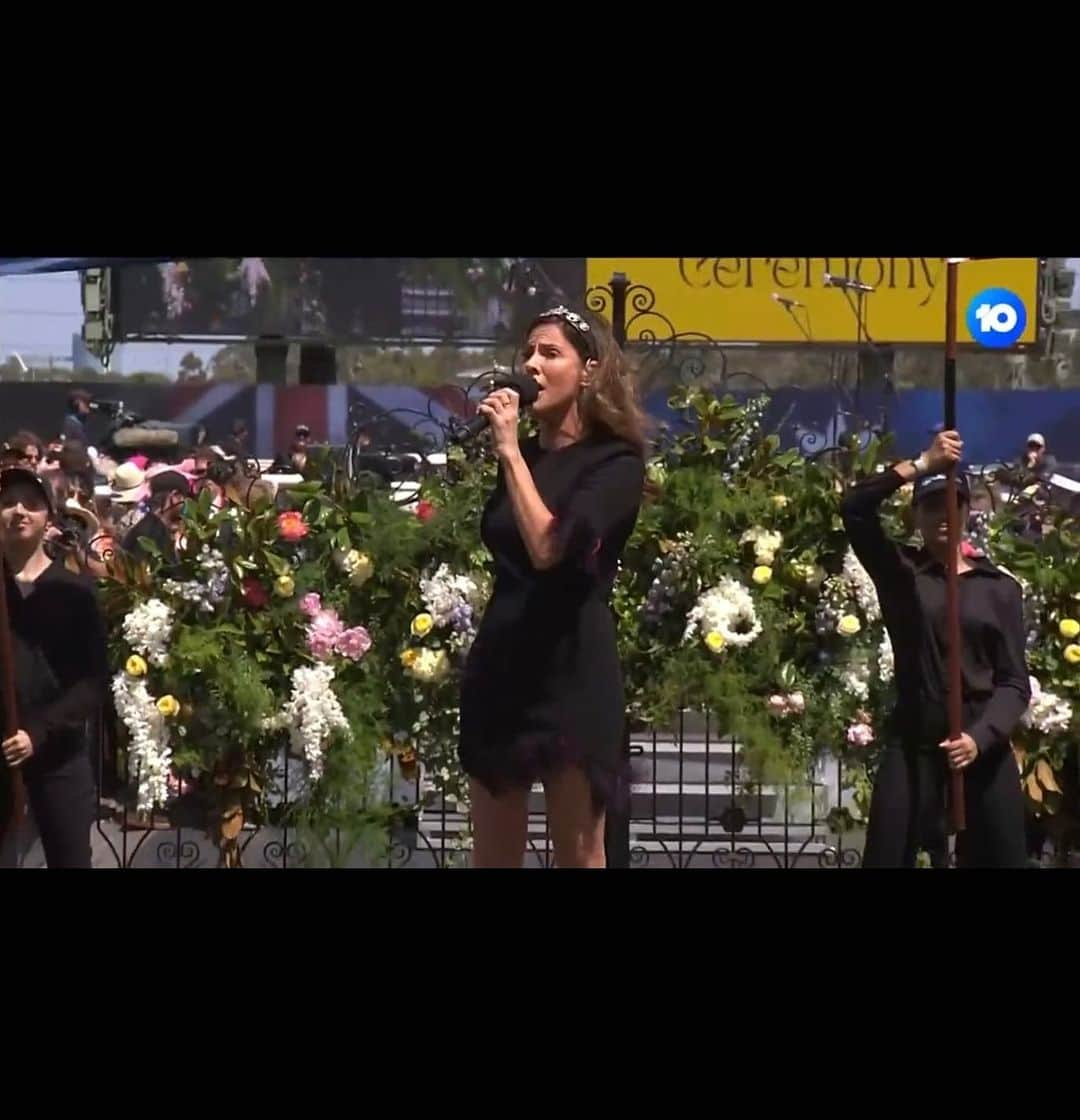 ナタリー・インブルーリアのインスタグラム：「Such an honour to sing the Australian National Anthem for the first time on a public stage yesterday before the Lexus Melbourne Cup! Thanks to the whole team ❤️ @drewmac sammymeads @chinwagpr  @ttpublicity @karenrossiter  @rudston.brown @bozzy_____  Lisa and Anna from @mushroomevents @flemingtonVRC @caamusic @chrisibbs @emmabanksagent 💜  Special thanks to @ezaraj for my  stunning custom made leather crown! ✨  Styling @fredericalovellpank 💛  Dress: @rebeccavallance ⚡️ Shoes: @rupertsanderson ✨ Hair and Makeup: @michael_brennan ⭐️」