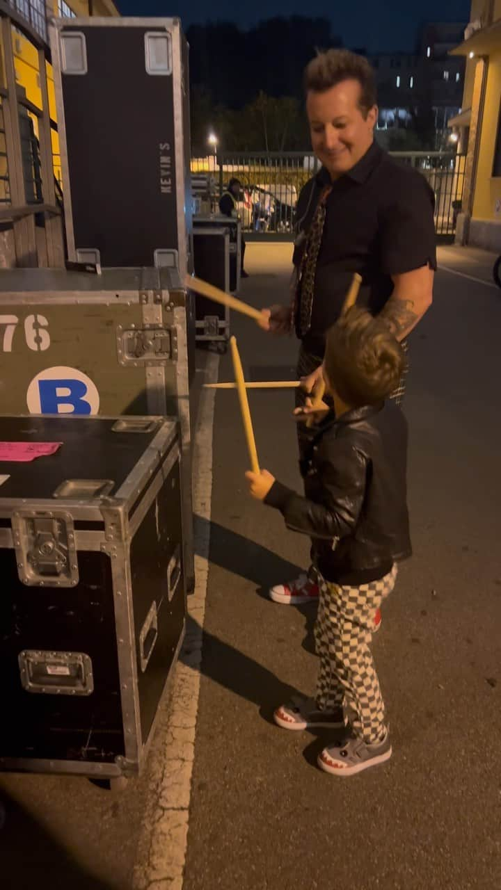 トレ・クールのインスタグラム：「Riscaldarsi nel backstage con il mio insegnante di batteria preferito . Grazie Milano per una serata fantastica. Non dimenticherò mai questo concerto a @magazzinigeneralimilano」