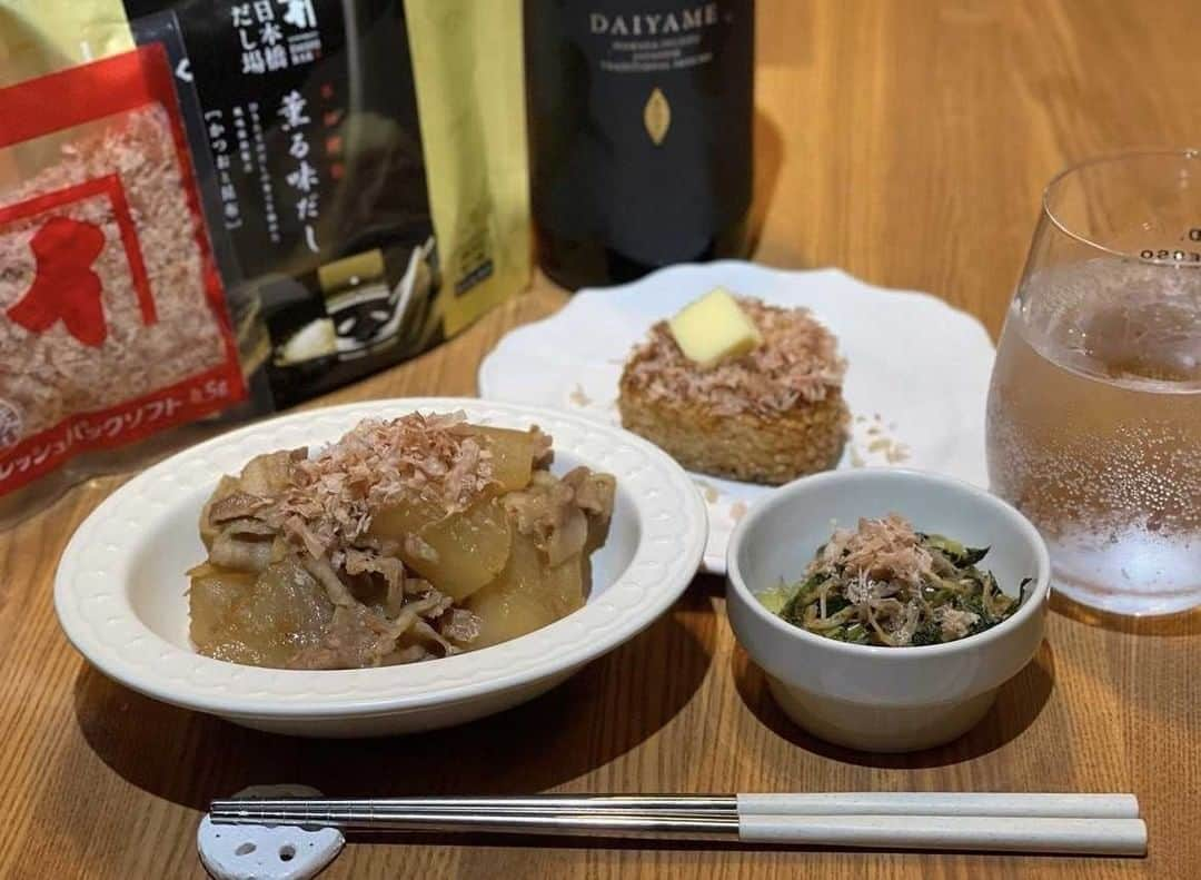 にんべん　おだしでキレイ習慣のインスタグラム：「現在開催中の#焼酎とおだし 🍶🐟 今回も皆さまの投稿をご紹介いたします～！  立派な葉付き大根を使用したお料理🥢 大根に味がしっかりとしみていてすごく美味しそうです…🤤 ふりかけも栄養満点ですね👌  @coeur99 さん、素敵な投稿ありがとうございました🐟✨  ・ ・ ・  スーパーで立派な葉付き大根が売っていたので、大根の葉っぱふりかけ（じゃこ、白胡麻、生姜、にんべんのかつおぶし入り）と、にんべんの出汁を使った豚バラ大根作りました❗️ 糠漬けも作ったけど、明日の方が良いかな。  #焼酎とおだし #にんべんだしアンバサダー #だしのある生活 #にんべん #大根 #だいこん #大根の葉っぱ #豚バラ大根」