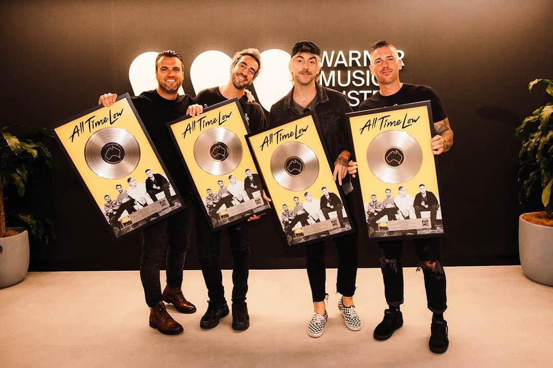 All Time Lowのインスタグラム：「Monsters goes platinum in AUS 🤯 🇦🇺 huge shoutout to our Aussie listeners and team at @warnermusicaustralia!!   This trip has been amazing, see you tonight, Sydney!」