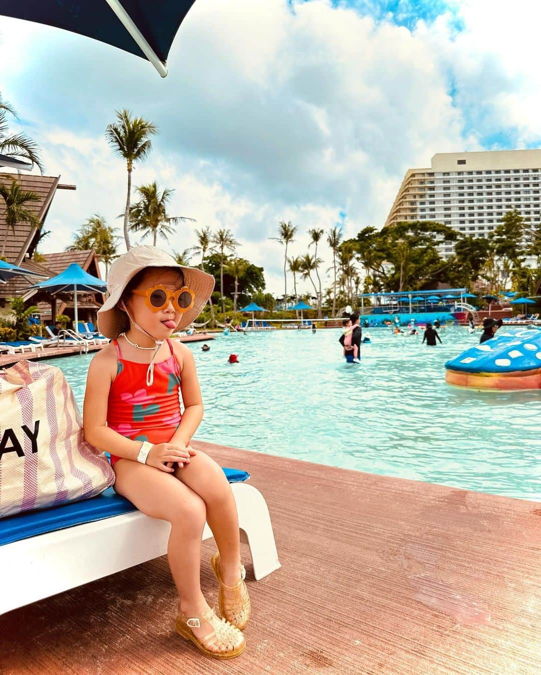 菊井彰子さんのインスタグラム写真 - (菊井彰子Instagram)「【子連れ旅行inグアム🇬🇺】④  PIC water park🏊‍♀️ @picguam_jp  @picguam   巨大なプールが何個もあってウォータースライダーもあるので無限無限無限♾️笑  4歳女の子でも足が着いて浮き輪無しで遊べるところ いっぱいで楽しそうだった。  キッズプログラムというのがあって朝9時から夕方まで👧を預けてお兄さんお姉さんが遊んでくれるという プチ留学体験みたいなこともできる。  他にも遊具エリアやトランポリン、テニスコート、バスケット、カヌー🛶などなど。  滞在中はハロウィンパーティーもあって🎃👻 仮装コンテストがあったので一応🧳に入れておいた エルサドレスを着て参加しました👸  写真ありすぎてまだまだ続く。笑  ・ ・ ・ ・ ・ ・ ・ ・ #picグアム  #グアム旅行　 #子連れグアム旅行  #子連れグアム  #guamtrip  #guam  #4yearsold  #4y  #女の子のママ  #bobochoses #ハロウィンパーティー  #エルサドレス」11月8日 9時57分 - yanakiku_kiku