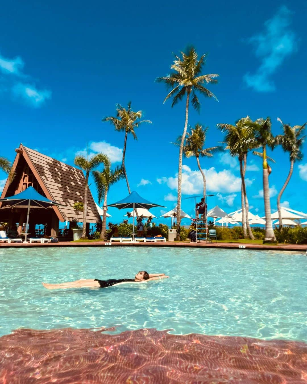 菊井彰子さんのインスタグラム写真 - (菊井彰子Instagram)「【子連れ旅行inグアム🇬🇺】④  PIC water park🏊‍♀️ @picguam_jp  @picguam   巨大なプールが何個もあってウォータースライダーもあるので無限無限無限♾️笑  4歳女の子でも足が着いて浮き輪無しで遊べるところ いっぱいで楽しそうだった。  キッズプログラムというのがあって朝9時から夕方まで👧を預けてお兄さんお姉さんが遊んでくれるという プチ留学体験みたいなこともできる。  他にも遊具エリアやトランポリン、テニスコート、バスケット、カヌー🛶などなど。  滞在中はハロウィンパーティーもあって🎃👻 仮装コンテストがあったので一応🧳に入れておいた エルサドレスを着て参加しました👸  写真ありすぎてまだまだ続く。笑  ・ ・ ・ ・ ・ ・ ・ ・ #picグアム  #グアム旅行　 #子連れグアム旅行  #子連れグアム  #guamtrip  #guam  #4yearsold  #4y  #女の子のママ  #bobochoses #ハロウィンパーティー  #エルサドレス」11月8日 9時57分 - yanakiku_kiku