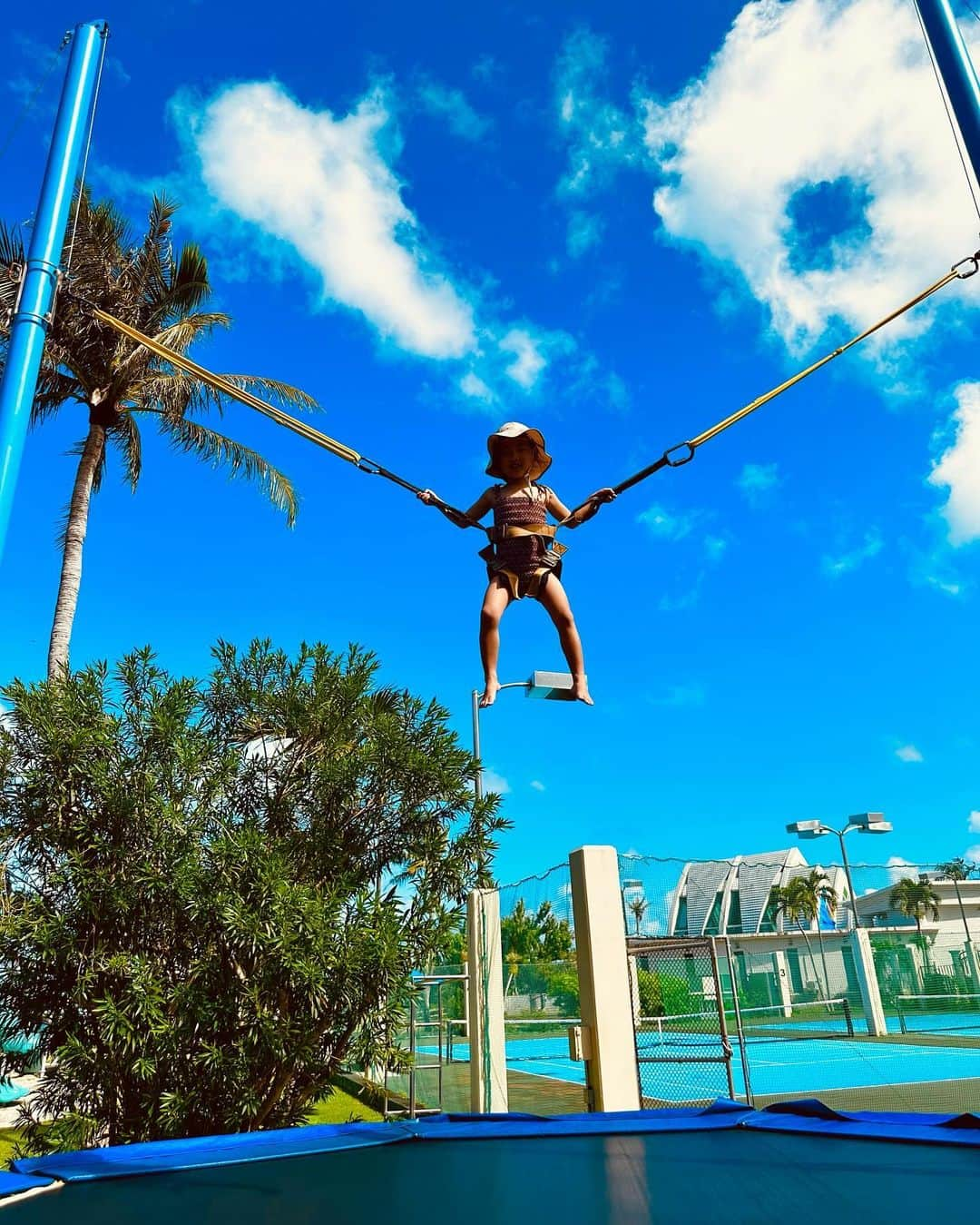 菊井彰子さんのインスタグラム写真 - (菊井彰子Instagram)「【子連れ旅行inグアム🇬🇺】④  PIC water park🏊‍♀️ @picguam_jp  @picguam   巨大なプールが何個もあってウォータースライダーもあるので無限無限無限♾️笑  4歳女の子でも足が着いて浮き輪無しで遊べるところ いっぱいで楽しそうだった。  キッズプログラムというのがあって朝9時から夕方まで👧を預けてお兄さんお姉さんが遊んでくれるという プチ留学体験みたいなこともできる。  他にも遊具エリアやトランポリン、テニスコート、バスケット、カヌー🛶などなど。  滞在中はハロウィンパーティーもあって🎃👻 仮装コンテストがあったので一応🧳に入れておいた エルサドレスを着て参加しました👸  写真ありすぎてまだまだ続く。笑  ・ ・ ・ ・ ・ ・ ・ ・ #picグアム  #グアム旅行　 #子連れグアム旅行  #子連れグアム  #guamtrip  #guam  #4yearsold  #4y  #女の子のママ  #bobochoses #ハロウィンパーティー  #エルサドレス」11月8日 9時57分 - yanakiku_kiku