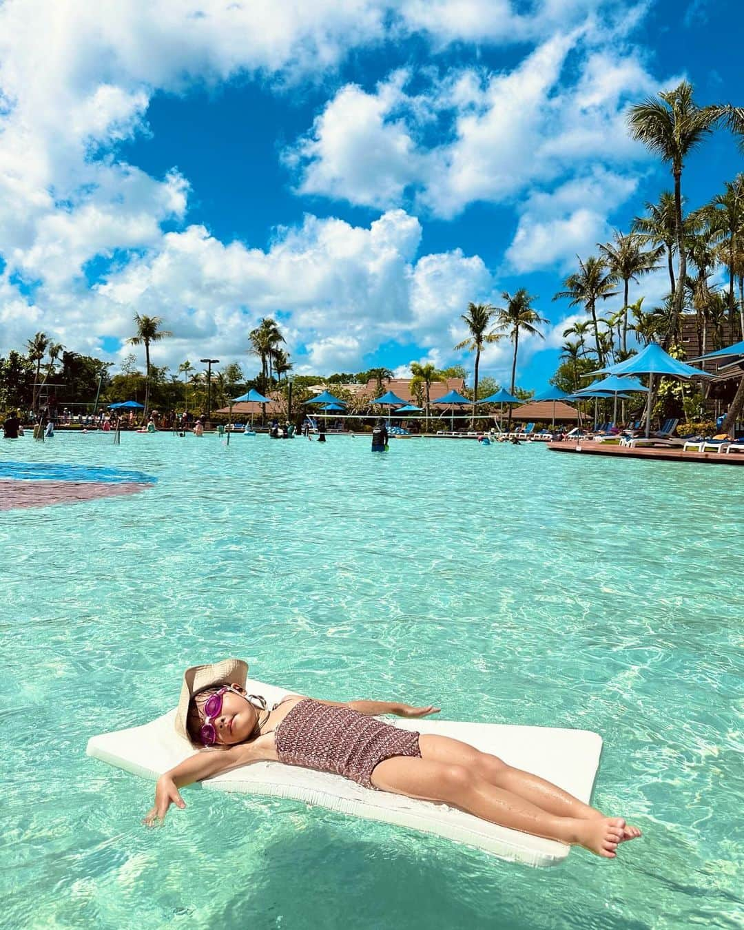 菊井彰子さんのインスタグラム写真 - (菊井彰子Instagram)「【子連れ旅行inグアム🇬🇺】④  PIC water park🏊‍♀️ @picguam_jp  @picguam   巨大なプールが何個もあってウォータースライダーもあるので無限無限無限♾️笑  4歳女の子でも足が着いて浮き輪無しで遊べるところ いっぱいで楽しそうだった。  キッズプログラムというのがあって朝9時から夕方まで👧を預けてお兄さんお姉さんが遊んでくれるという プチ留学体験みたいなこともできる。  他にも遊具エリアやトランポリン、テニスコート、バスケット、カヌー🛶などなど。  滞在中はハロウィンパーティーもあって🎃👻 仮装コンテストがあったので一応🧳に入れておいた エルサドレスを着て参加しました👸  写真ありすぎてまだまだ続く。笑  ・ ・ ・ ・ ・ ・ ・ ・ #picグアム  #グアム旅行　 #子連れグアム旅行  #子連れグアム  #guamtrip  #guam  #4yearsold  #4y  #女の子のママ  #bobochoses #ハロウィンパーティー  #エルサドレス」11月8日 9時57分 - yanakiku_kiku