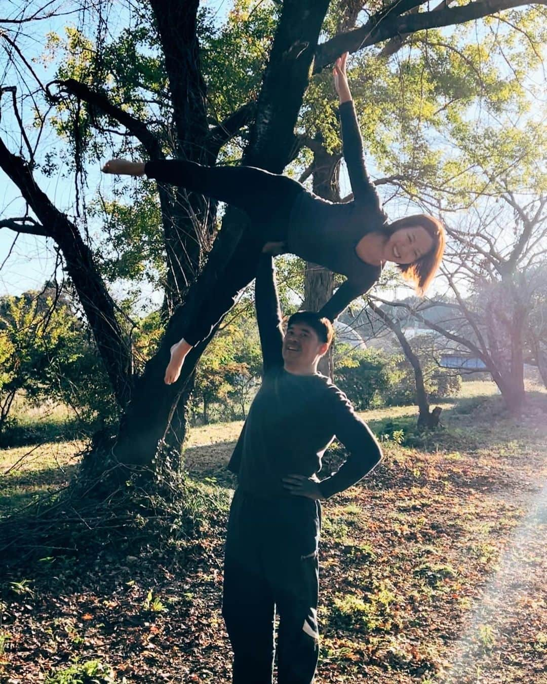 ありさ・あげまんクリエイターさんのインスタグラム写真 - (ありさ・あげまんクリエイターInstagram)「#acroyoga #acrobatics   ちょうど1年前は和歌山からの三重でキャンプして、テントでマッサージ会して、アクロしてた笑  全部車移動🚗  元気やな笑  晴れの日の外でのマッサージ、するのもされるのも超気持ちよかった🫠🤤😴  #アクロヨガ #タイマッサージ #セラピスト #キャンプ #三重県いなべ市 #いなべ市」11月8日 10時00分 - arisa_beauty