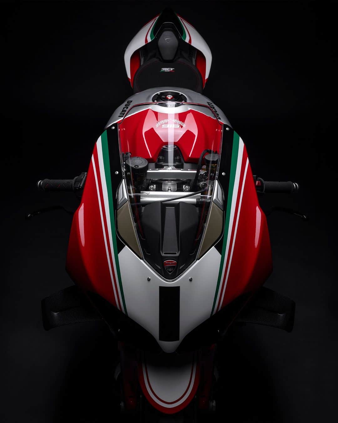 Ducati Japanさんのインスタグラム写真 - (Ducati JapanInstagram)「新型パニガーレV4 SP2 30°アニバーサリオ916、発表。 時を超越して、偉大なレガシーへの憧れが現実のものになりました。  アイコニックなDucati916の誕生から30周年を祝うために登場したこの特別限定モデルによって、偉大なレガシーは未来に受け継がれます。  500人のエンスージアストに捧げられるこのモーターサイクルは、SP2の最先端テクノロジーとストーリーに満ちた美しいカラーリングを融合させたモデルです。この特別なカラーリングは、1999年にカール・フォガティと共にスーパーバイク世界選手権を制したマシンのカラーリングをモチーフにしています。  トリコロールカラーのストライプ、誇らしげなチャンピオンナンバー"1"の存在感、そして独特なレッドのフロントフェンダーによって、あの輝かしい日が鮮やかによみがえります。 しかし、この美しいモーターサイクルは、より俊敏で、より扱いやすく、よりパワフルに生まれ変わっています。  パニガーレV4 SP2 30°アニバーサリオ916にまたがり、偉大なレガシーの力（The Power of Legacy)を、思い切り解き放ってください。  詳細は公式Webサイトをご覧ください。  #ドゥカティいいじゃん #Ducati #ドゥカティ #パニガーレ #パニガーレV4 #PanigaleV4 #パニガーレV4SP230°アニバーサリオ916 #PanigaleV4SP230Anniversario916 #ThePowerofLegacy #DucatiWorldPremiere #DWP2024 #ドゥカティワールドプレミア2024 #スーパースポーツ」11月8日 10時00分 - ducatijapan