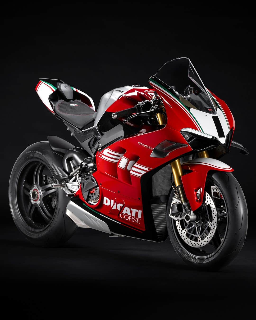 Ducati Japanのインスタグラム：「新型パニガーレV4 SP2 30°アニバーサリオ916、発表。 時を超越して、偉大なレガシーへの憧れが現実のものになりました。  アイコニックなDucati916の誕生から30周年を祝うために登場したこの特別限定モデルによって、偉大なレガシーは未来に受け継がれます。  500人のエンスージアストに捧げられるこのモーターサイクルは、SP2の最先端テクノロジーとストーリーに満ちた美しいカラーリングを融合させたモデルです。この特別なカラーリングは、1999年にカール・フォガティと共にスーパーバイク世界選手権を制したマシンのカラーリングをモチーフにしています。  トリコロールカラーのストライプ、誇らしげなチャンピオンナンバー"1"の存在感、そして独特なレッドのフロントフェンダーによって、あの輝かしい日が鮮やかによみがえります。 しかし、この美しいモーターサイクルは、より俊敏で、より扱いやすく、よりパワフルに生まれ変わっています。  パニガーレV4 SP2 30°アニバーサリオ916にまたがり、偉大なレガシーの力（The Power of Legacy)を、思い切り解き放ってください。  詳細は公式Webサイトをご覧ください。  #ドゥカティいいじゃん #Ducati #ドゥカティ #パニガーレ #パニガーレV4 #PanigaleV4 #パニガーレV4SP230°アニバーサリオ916 #PanigaleV4SP230Anniversario916 #ThePowerofLegacy #DucatiWorldPremiere #DWP2024 #ドゥカティワールドプレミア2024 #スーパースポーツ」