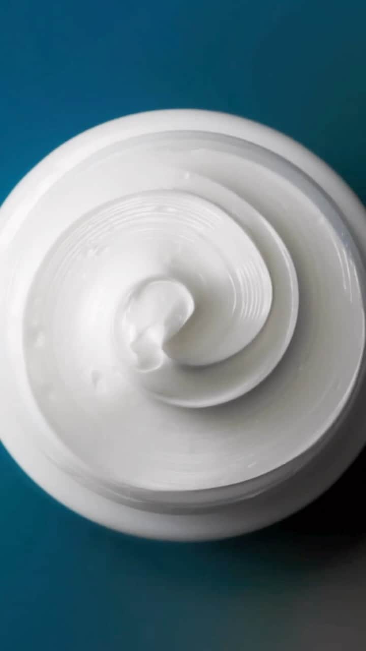 ドゥラメールのインスタグラム：「Swooning over this swirl of skincare goodness.  Inside each opal-white jar of Crème de la Mer is our ultra-rich icon, ready to deliver deep moisture and reparative energy to skin.  Shop Crème at the link in bio. #LaMer #LaMerSkincare #CremedelaMer」