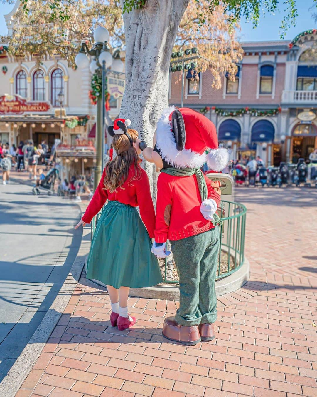 Kahoのインスタグラム：「. . あっという間に クリスマスムードだね🎄✨  クリスマスは グッズは可愛くて欲しくなるし デコレーションも綺麗だし ご飯は美味しいしで  いつもに増してディズニーに行きたくなるよね😂❤️  クリスマスの海外ディズニーも また行きたいなあ🤔🎄✨  #disneyland #海外ディズニー#tdr #tdl #instadisney#disneyparks #disneyfan #disneyphoto #disneypic #disneyblogger #tokyodisneyland #disney#tokyodisneyland#disneyphotography #カリフォルニアディズニーランド #disneylandjapan #disneychristmas#disneylandresort #アナハイムディズニー#アナハイムディズニーランド #ディズニー#ディズニーチケット#ディズニークリスマス #クリスマス#ディズニークリスマス2023 #クリスマスディズニー#クリスマスディズニーフード#ディズニーグッズ情報 #ディズニーグッズ」