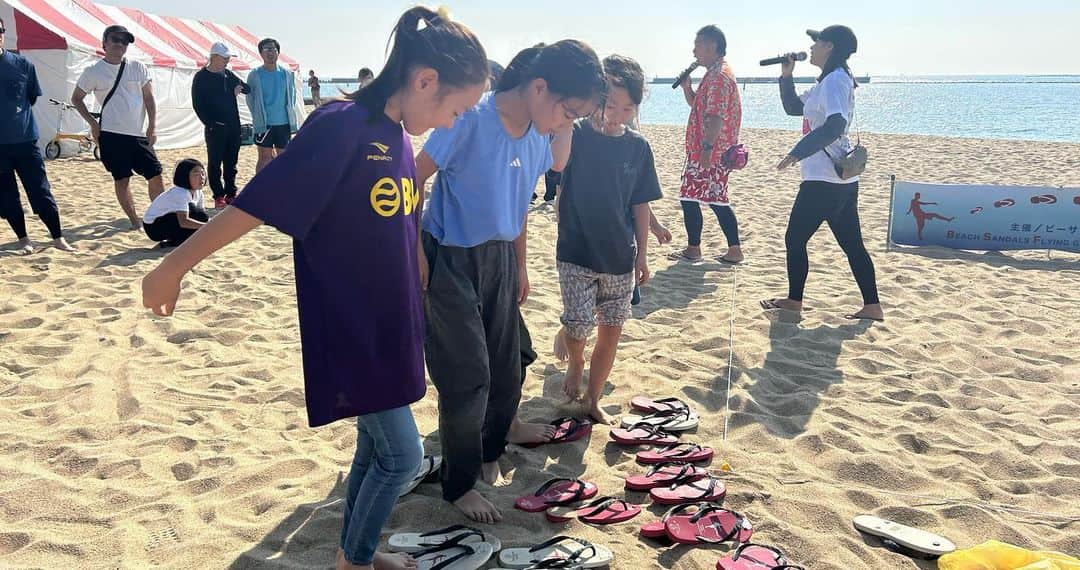 浦田聖子さんのインスタグラム写真 - (浦田聖子Instagram)「． 5年ぶりの須磨、何から振り返ろうか！というくらい、盛りだくさんすぎる須磨2days⛱️  まずは約50チーム参加していただいた、4人制佐伯美香カップ！なんと決勝進出チームは、トップツアーのメインコートで🏐✨しかもyoutube配信という特典つき！  すま（須磨）いる食堂で栄養補給しながら、皆さんグループ戦3試合必須を戦い抜いていました！ 優勝チームの皆さんおめでとうございます🥇  体験会を通して娘は初めましてのお友達たくさん作ってた！ビーチで繋がる友達の輪すばらしい🤝  #japanbeachgames #JBGF #須磨  #bechlife須磨 #beachlife #beachsports #beachvolleyball #4人制ビーチバレー」11月8日 10時05分 - satoko_urata