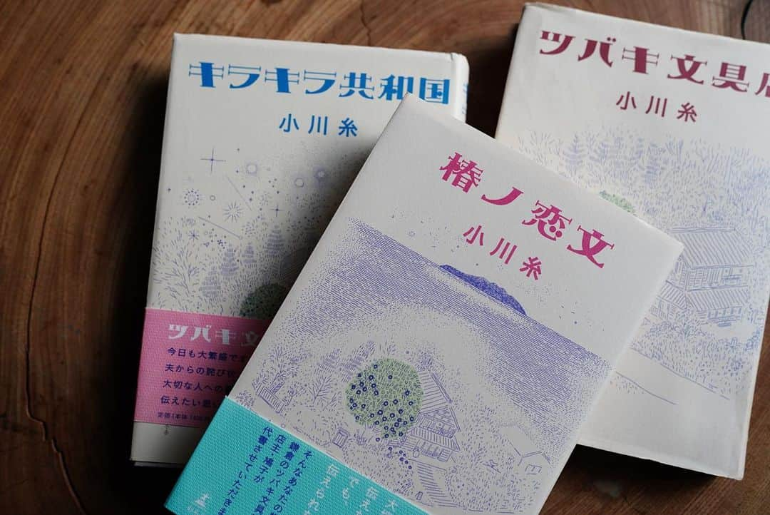 前田有紀さんのインスタグラム写真 - (前田有紀Instagram)「小川糸さんの大好きな小説「ツバキ文具店」の続編、「椿ノ恋文」が発売になりました。 鎌倉に引っ越した頃に知り合いにおすすめされて、読んですぐに作品のファンに。実在するお店が登場するだけでなく、鎌倉に住んでいる人がうんうんと頷きたくなるような空気のある描写で、本当にポッポちゃんに暮らしの中で道端ですれ違うのではないか、と思うぐらい。何気ない日常はかけがえのないものだと気付かされ、それ以降ポッポちゃんシリーズの大ファンは続いています。 今回光栄なことに、第三弾「椿ノ恋文」の推薦文を書かせていただきました。新聞広告などに掲載されているとのことです。 私は椿ノ恋文を読んで、びっくりするほどたくさん泣きました。 北鎌倉のマヤノカヌレ　@mayanocanele も出てきたのが嬉しかったなぁ。大切な人を思い浮かべて読んでみてほしい素敵な作品です。  #椿ノ恋文」11月8日 10時05分 - yukimaeda0117