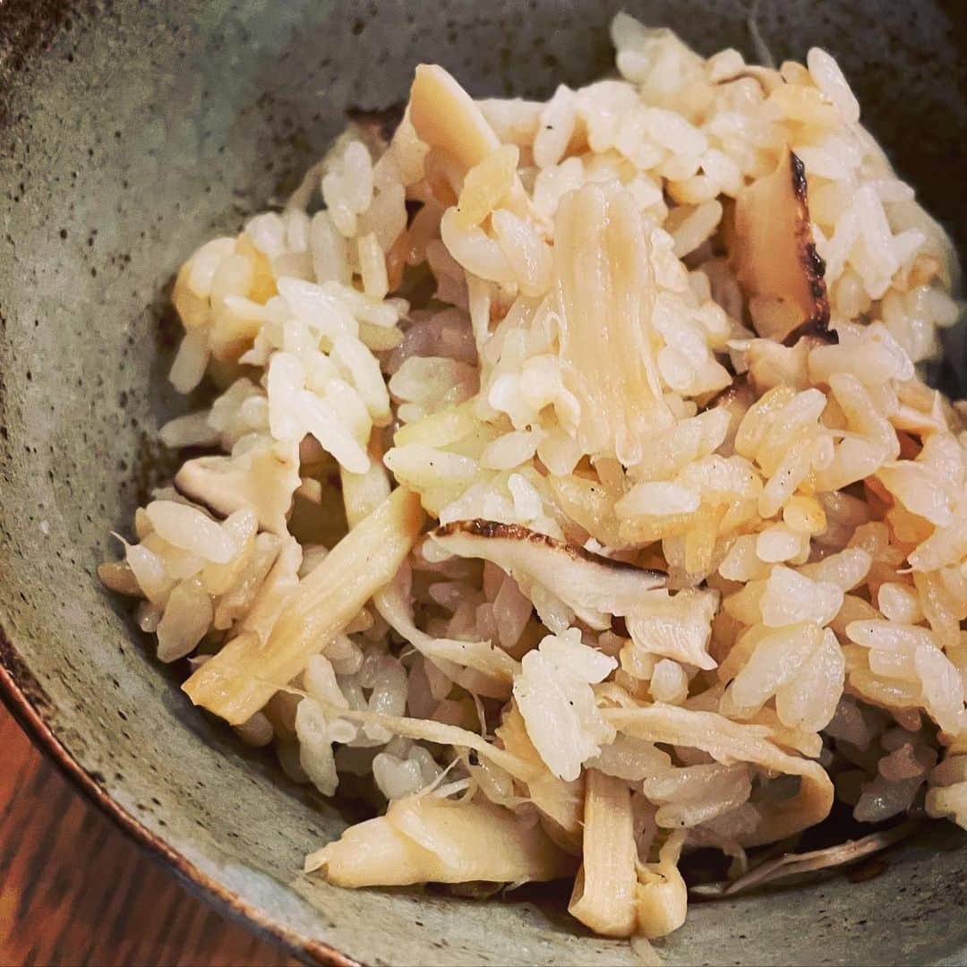 青田典子さんのインスタグラム写真 - (青田典子Instagram)「故郷BANDメンバー 原治武さんから松茸いただきました。故郷BANDのみなさんからのプレゼント 美味しいお米を研いで、松茸ご飯作りました。 あっという間に秋の気配を感じて 松茸の香りで幸せになって 気付けば炊飯器は空っぽです☺️☺️🙏 ありがとうございました🥰」11月8日 10時08分 - norikoaota