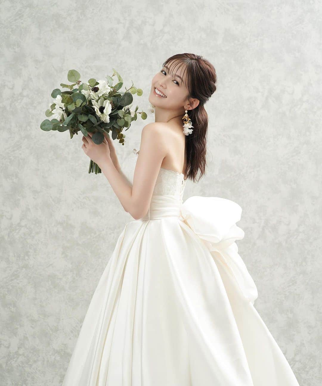 ♡プラコレWedding·⋆*さんのインスタグラム写真 - (♡プラコレWedding·⋆*Instagram)「. . PLACOLE＆DRESSY(プラコレ＆ドレシー) 11月cover 女優 久間田琳加 @rinka_kumada0223  『個性が煌めく魔法の言葉』 “100人の人生に100通りに煌めく魔法をかける“をテーマに創設された ラグジュアリーブランドであるPLACOLE ＆ DRESSY。 私たちはウェディングドレスを中心に最先端で 価値あるものを発信するファッションメディアです。 個性を大切にするブランドだからこそ、その人の中にある、 たくさんの個性も、自分自身を認めてあげたい、そんな思いを込めて。  https://dressy.pla-cole.wedding/vol40-kumadarinka  - 久間田琳加 2001年2月23日生まれ、東京都出身。 雑誌「nicola」でモデルデビュー。 現在は「non-no」専属モデル。 映画「夜が明けたらいちばんに君に会いにいく」、 映画『おとななじみ』などで主演を務める。 その他の主な出演作に、 連続ドラマW-30『ながたんと青と-いち日の料理帖-』、 Netflixシリーズ『君に届け』、 日本テレビ系ドラマ『こっち向いてよ向井くん』などがある。  studio PHOTO PARK TOKYO(スタジオフォトパーク東京) @studio_photopark . . #久間田琳加 #カバーモデル #特別な時代を過ごす花嫁へ #一度きりの人生一度は魔法にかけられて #プラコレ #DRESSY花嫁 #美花嫁図鑑 #farnyレポ #プレ花嫁 #卒花 #花嫁 #卒花嫁 #結婚 #結婚式 #プレゼント #ウェディングドレス #結婚観 #ウェディングフォト #取材 #インタビュー #芸能人 #女優 #モデル #プロポーズ #プロポーズされたら #ドレス迷子 #運命のドレス #dressyonline #スタジオフォトパーク #studiophotoparktokyo」11月8日 10時09分 - placole_dressy