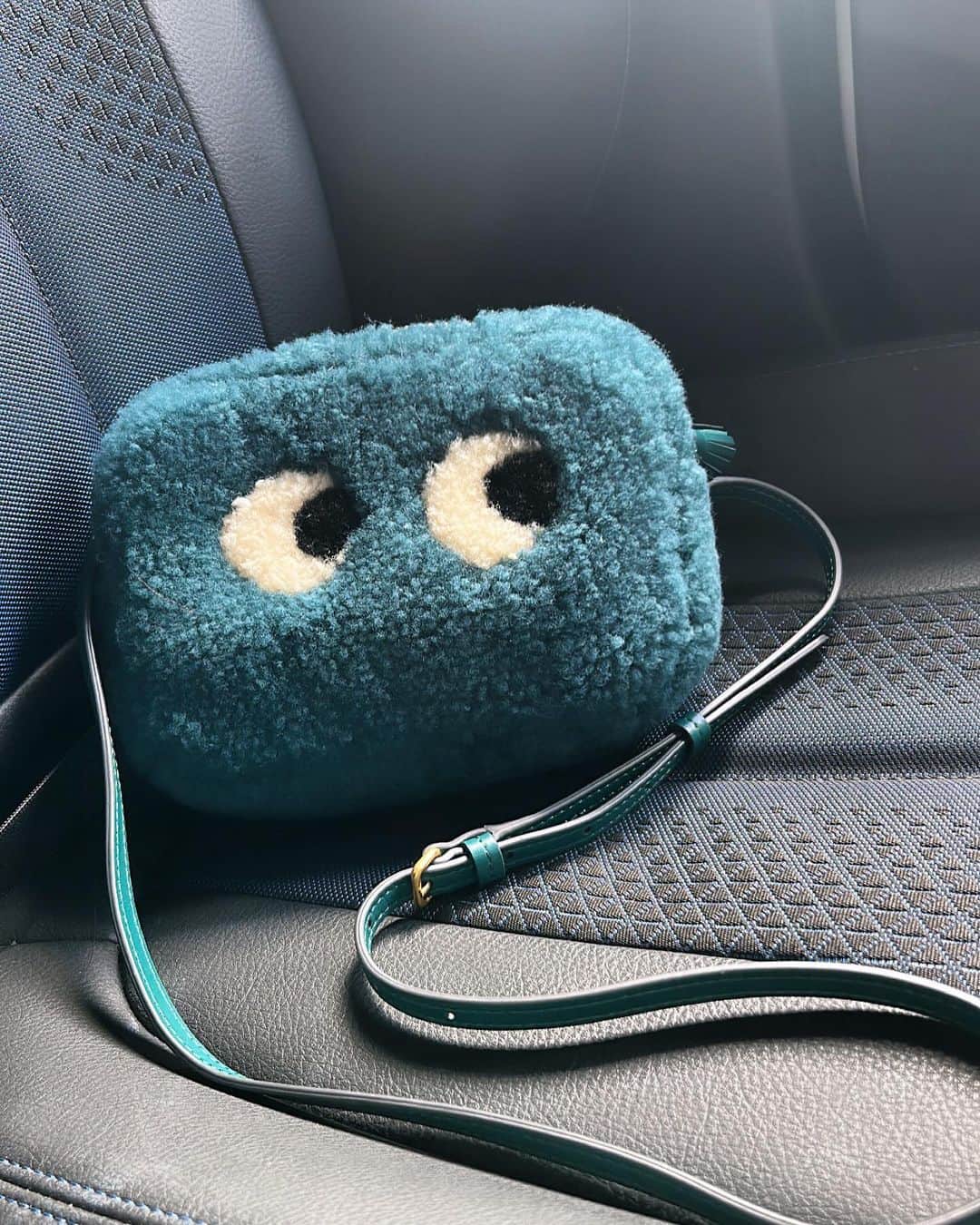 のインスタグラム：「Good morning ☺️ 今日は可愛らしい　#anyahindmarch のバッグとお出かけ🥹💙」