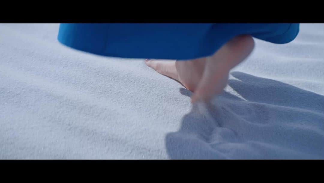NTTのインスタグラム：「. 挑む。人と地球のために。  長濱ねるさん出演の新CMが本日放映開始🆕   人も地球も、みーんなが幸せ。 そんなサステナブルな社会をめざして挑戦するNTTの想いを、テクノロジーの進化の歴史☎️📱や、未来の新しいソリューション🌏とともにお伝えします    NTTの公式HPでは、メイキング映像や長濱ねるさんのインタビューも公開中！ ぜひご覧ください   #NTTRD #IOWN #長濱ねる」