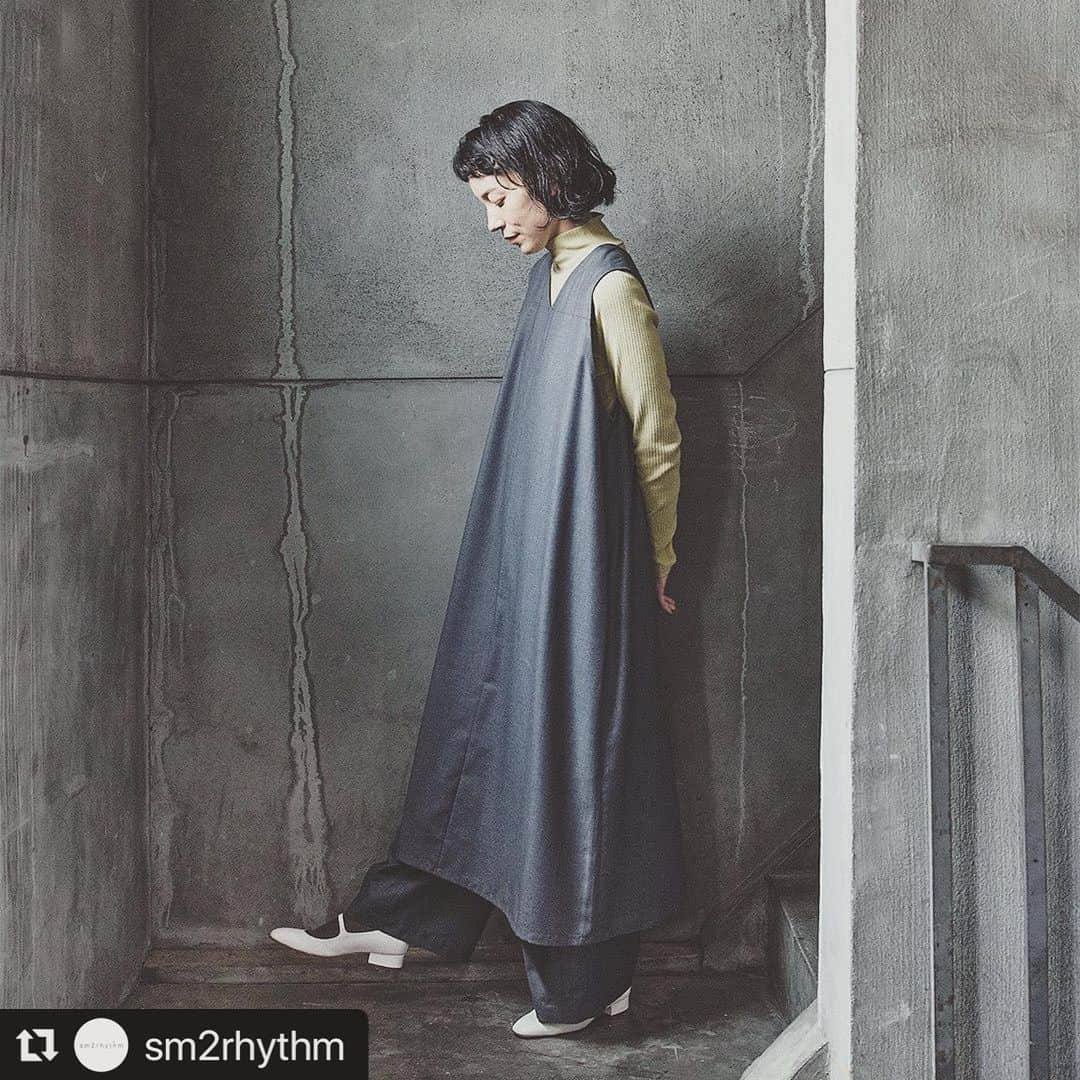 KIKIのインスタグラム：「#Repost @sm2rhythm with @use.repost ・・・ . ◇sm2rhythm　AutumnCollection◇    メンズライクなグレーカラーにはグリーンのインナーを合わせてアクセントに。 同色のパンツを合わせたあセットアップ風の着こなしも新鮮です。     ・前後着ジャンパースカート（グレー） No_1107410 ￥8,690(tax incl.)  ・リブハイネックプルオーバー（グリーン） No_1212861 ￥3,850(tax incl.)  ・バルーンパンツ（グレー） No_1407094 ￥7,590(tax incl.)     #SamansaMos2#SM2#sm2rhythm#サマンサモスモスリズム#サマンサモスモス #canshopig #new#start#trend#ナチュラル#natural#天然素材 #大人ナチュラル #大人ナチュラルコーデ #大人ナチュラル服 #ナチュラルコンサバ #autumncollection #ジャンスカ #ジャンスカコーデ」