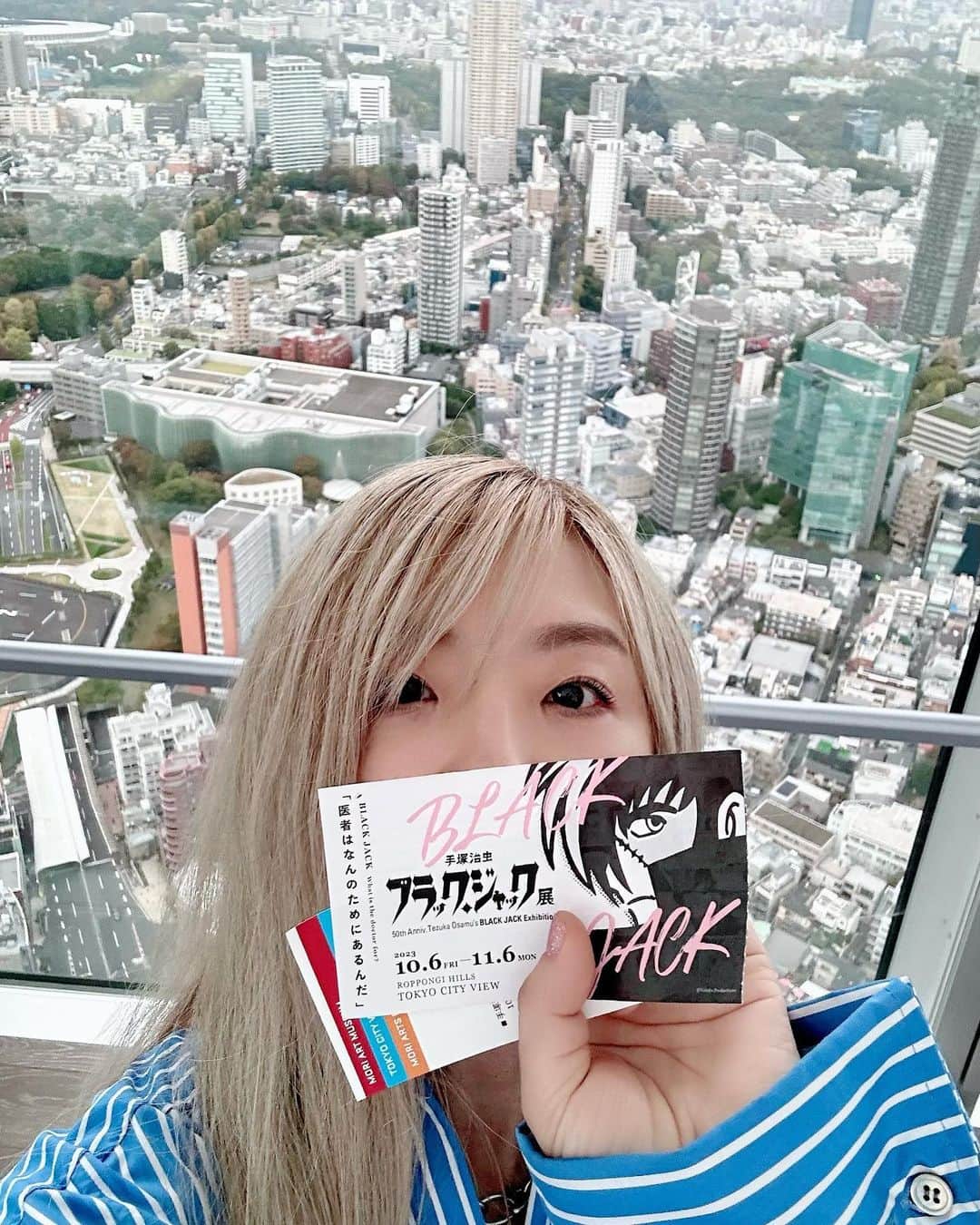 喜国雅彦＆国樹由香さんのインスタグラム写真 - (喜国雅彦＆国樹由香Instagram)「6日は滑り込みでBJ展へ。最終日ということもあり、大変混んでいました。  充実の展示で、素晴らしかったです。天空のミュージアムはブラック・ジャックにぴったりだと感じました。観られてよかったです！（由）  #osamutezuka #blackjack #exhibition #awesome #manga #god #roppongihills #tokyocityview #tokyo #japan #bj展  #ブラックジャック展 #手塚治虫先生  #偉大すぎる #漫画の神様」11月8日 10時29分 - kunikikuni