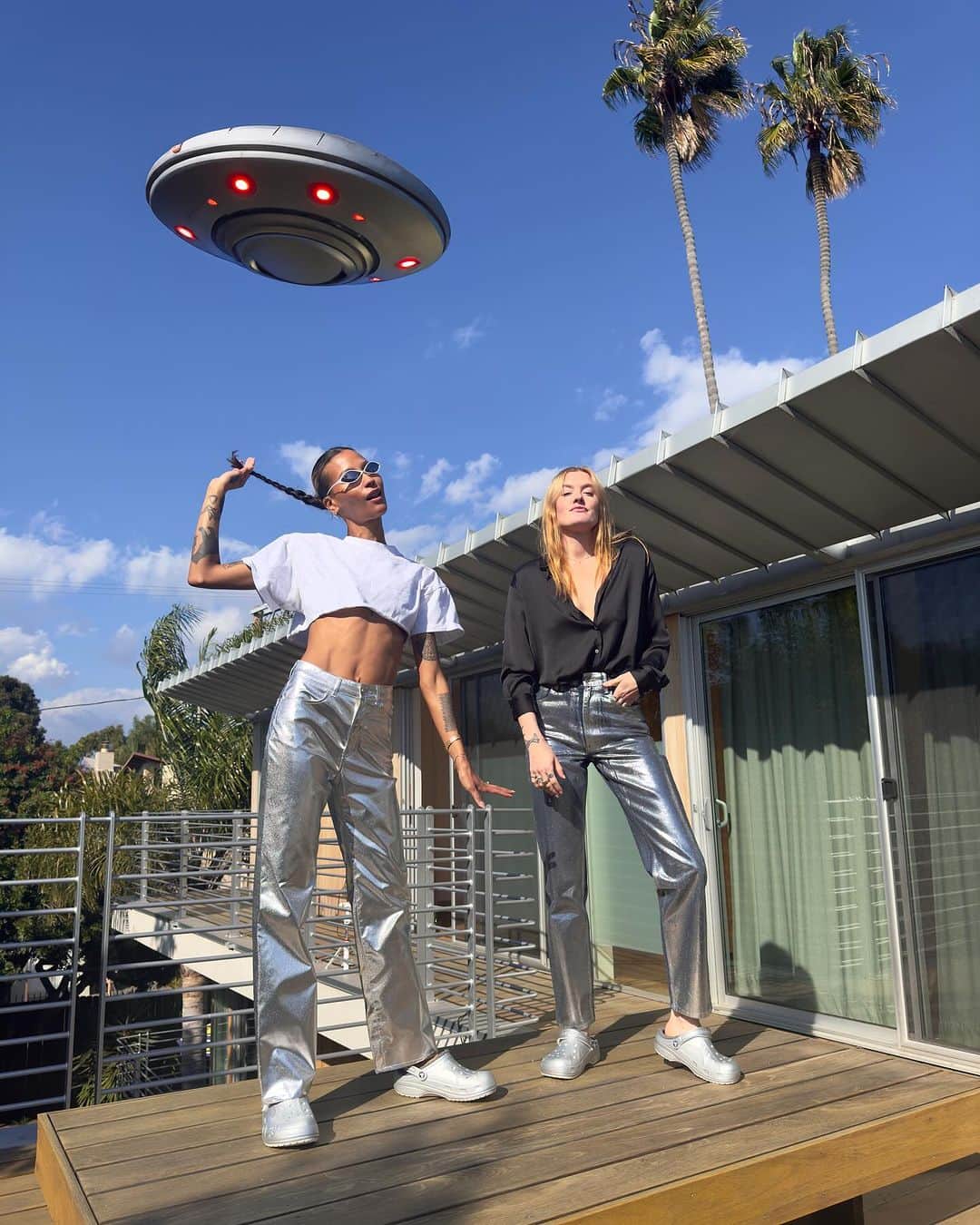 のインスタグラム：「What’s up LA 𝔠𝔩𝔲𝔟 𝔯𝔬𝔪𝔞𝔫𝔱𝔢𝔠𝔥 has arrived 📍🌴👽✨🖖🌴」