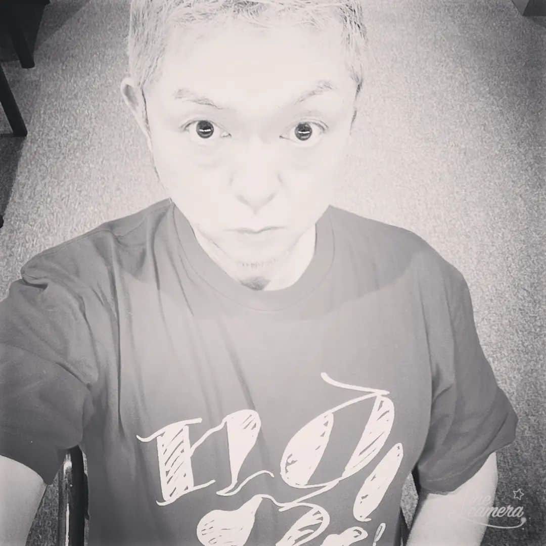 松本隆博のインスタグラム：「。 ここまでご尽力賜った感謝すべき人。 最近どうも連絡ないなと思ってた矢先。 先程、関係者の方から聞きました、 「急性大動脈解離で亡くなられた」 と。恐らく春頃にお話ししたのが最期の 電話辺りだと思う。 僕よりほんの少しだけ先輩、亡くなる 前日までピンピンして仕事をこなして たとの事。 ご冥福をお祈り申し上げます……  そう言えば……先日亡くなられた もんたよしのりさんも全く同じ病名でした。  今日も頑張って誠心誠意🔥魂込めて 邁進LIVEやりますから‼️‼️💪  還暦少年 松本隆博」