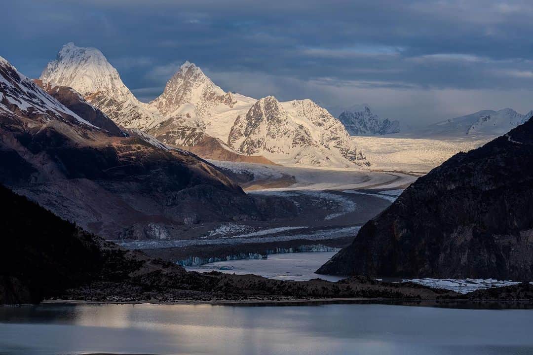 Michael Yamashitaさんのインスタグラム写真 - (Michael YamashitaInstagram)「Laigu Glacier is melting fast: This glacier is Tibet’s largest and the third largest in the world. It’s a  source of the Yarlung Tsangpo River (Brahmaputra). Research based on Landsat imagery indicates a 20% per decade decline on the glacier.   Back in 2019, on my first visit here, you could easily walk to it from the shore.  #laiguglacier #songtsam #glacier #qamdo #tibet #climatechange #climatecrisis #globalwarming」11月8日 10時35分 - yamashitaphoto