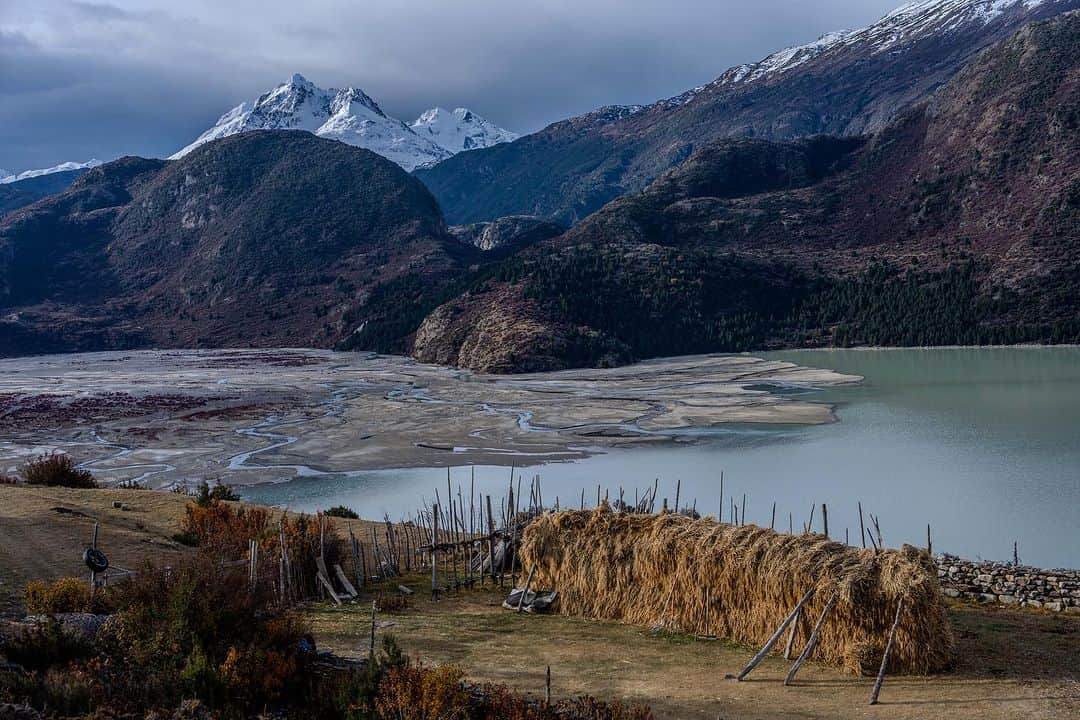 Michael Yamashitaさんのインスタグラム写真 - (Michael YamashitaInstagram)「Laigu Glacier is melting fast: This glacier is Tibet’s largest and the third largest in the world. It’s a  source of the Yarlung Tsangpo River (Brahmaputra). Research based on Landsat imagery indicates a 20% per decade decline on the glacier.   Back in 2019, on my first visit here, you could easily walk to it from the shore.  #laiguglacier #songtsam #glacier #qamdo #tibet #climatechange #climatecrisis #globalwarming」11月8日 10時35分 - yamashitaphoto