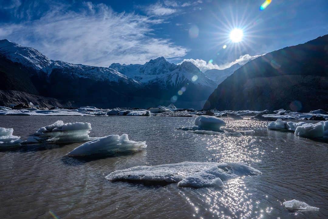 Michael Yamashitaさんのインスタグラム写真 - (Michael YamashitaInstagram)「Laigu Glacier is melting fast: This glacier is Tibet’s largest and the third largest in the world. It’s a  source of the Yarlung Tsangpo River (Brahmaputra). Research based on Landsat imagery indicates a 20% per decade decline on the glacier.   Back in 2019, on my first visit here, you could easily walk to it from the shore.  #laiguglacier #songtsam #glacier #qamdo #tibet #climatechange #climatecrisis #globalwarming」11月8日 10時35分 - yamashitaphoto