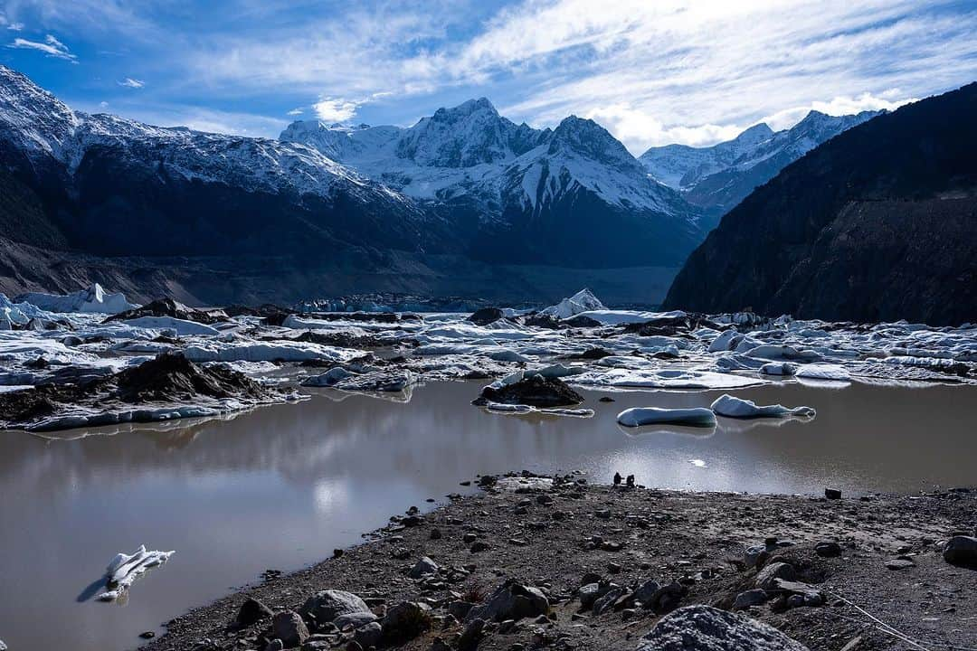 Michael Yamashitaさんのインスタグラム写真 - (Michael YamashitaInstagram)「Laigu Glacier is melting fast: This glacier is Tibet’s largest and the third largest in the world. It’s a  source of the Yarlung Tsangpo River (Brahmaputra). Research based on Landsat imagery indicates a 20% per decade decline on the glacier.   Back in 2019, on my first visit here, you could easily walk to it from the shore.  #laiguglacier #songtsam #glacier #qamdo #tibet #climatechange #climatecrisis #globalwarming」11月8日 10時35分 - yamashitaphoto