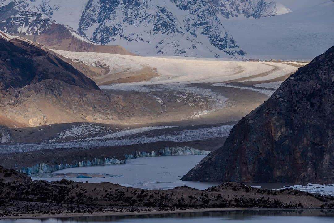 Michael Yamashitaさんのインスタグラム写真 - (Michael YamashitaInstagram)「Laigu Glacier is melting fast: This glacier is Tibet’s largest and the third largest in the world. It’s a  source of the Yarlung Tsangpo River (Brahmaputra). Research based on Landsat imagery indicates a 20% per decade decline on the glacier.   Back in 2019, on my first visit here, you could easily walk to it from the shore.  #laiguglacier #songtsam #glacier #qamdo #tibet #climatechange #climatecrisis #globalwarming」11月8日 10時35分 - yamashitaphoto