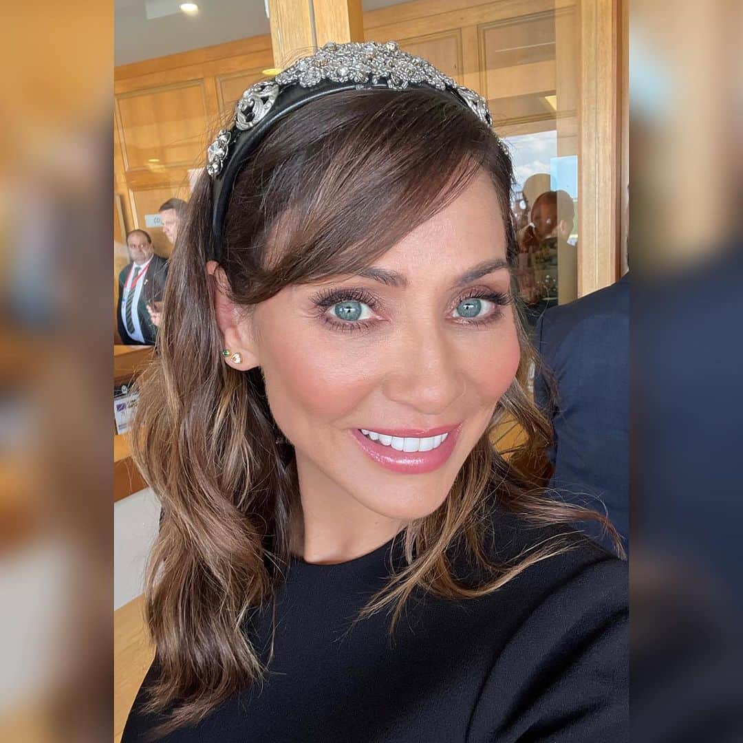ナタリー・インブルーリアのインスタグラム：「THANK YOU @ezaraj 👸🏻✨ Love my custom-made Leather Crown! @michael_brennan @chinwagpr I had such a fun day with you two and the team !!   H&M @michael_brennan 💕 Styling @fredericalovellpank 🦄 Dress @rebeccavallance 🌸 Shoes @rupertsanderson 💓 #australiannationalanthem #melbournecup #flemingtonvrc」