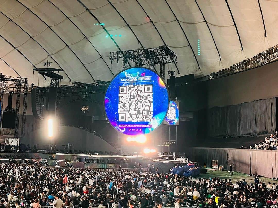 NAOTOのインスタグラム：「一昨日、Coldplayを聴きに東京ドームへ。 プロデューサーの奈須さんは、新宿ロフトでやったColdplay初来日ライブに行った強者。 僕は生で観るのは、武道館以来17年振りかな。 めっちゃバンドでした。 いいもの観させてもらいました。 そして、オープニングアクトのYOASOBIさんも 素晴らしかったです。 こちらも感動。 #coldplay #yoasobi」