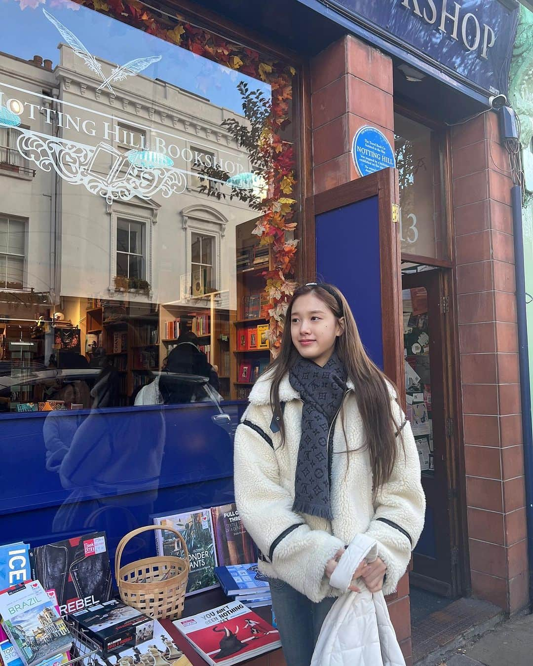 STAYCさんのインスタグラム写真 - (STAYCInstagram)「Notting Hill Street📘📘🤳🏻  #STAYC #스테이씨 #J #재이」11月8日 10時36分 - stayc_highup