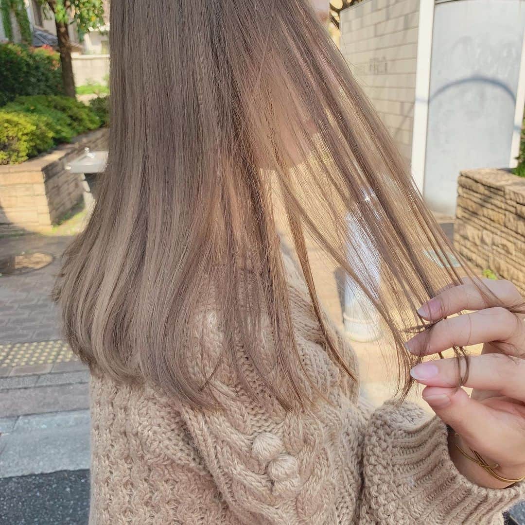 兼井遼のインスタグラム：「ミルクティーグレージュ＊  柔らかくほつれるヘア😌  ツヤのある 暗くても透明のある カラーならお任せください☺️  11月のご予約も まだまだお取りできます🙇🏻  ご質問などは コメントにてお問い合わせください！😌  #ケアカラー  #ヘアアレンジ  #ケアダブルカラー  #巻き方  #髪質改善カラー  #イルミナカラー  #ミルクティーベージュ #グレージュ  #ケアブリーチ  #ハイライトカラー  #ハイトーンカラー  #ブリーチ  #ダブルカラー   #インナーカラー  #オリーブアッシュ  #グラデーションカラー  #グレージュカラー  #ツヤトーン  #パーマ  #艶髪  #外国人風  #髪質改善トリートメント  #くびれヘア  #シースルーバング  #髪質改善  #ラベンダーグレージュ  #オリーブグレージュ  #トリートメント  #ヘアアクセサリー　#インナーハイライト」