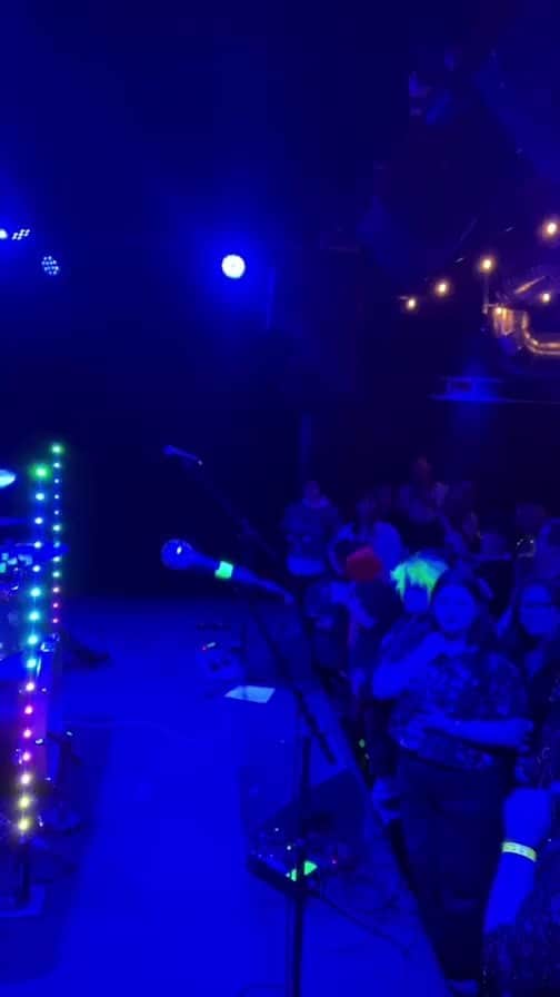 ジャック・グリフォーのインスタグラム：「Live in Boston! @kidbaronmusic」