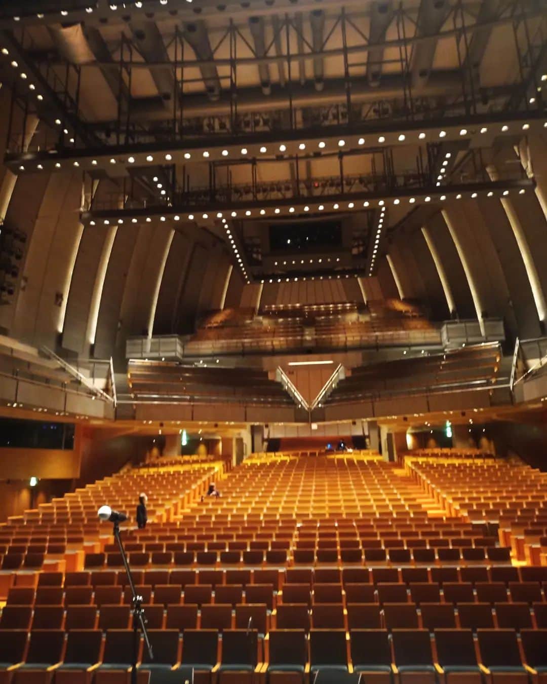 松本隆博のインスタグラム：「。 リハ終えました、 14時30分まで待機です‪(´•ᴗ• ก )‬՞ ՞。 楽屋で、溜まってる仕事やります💦 夜には実家行きます( * ॑꒳ ॑*)  還暦少年 松本隆博」