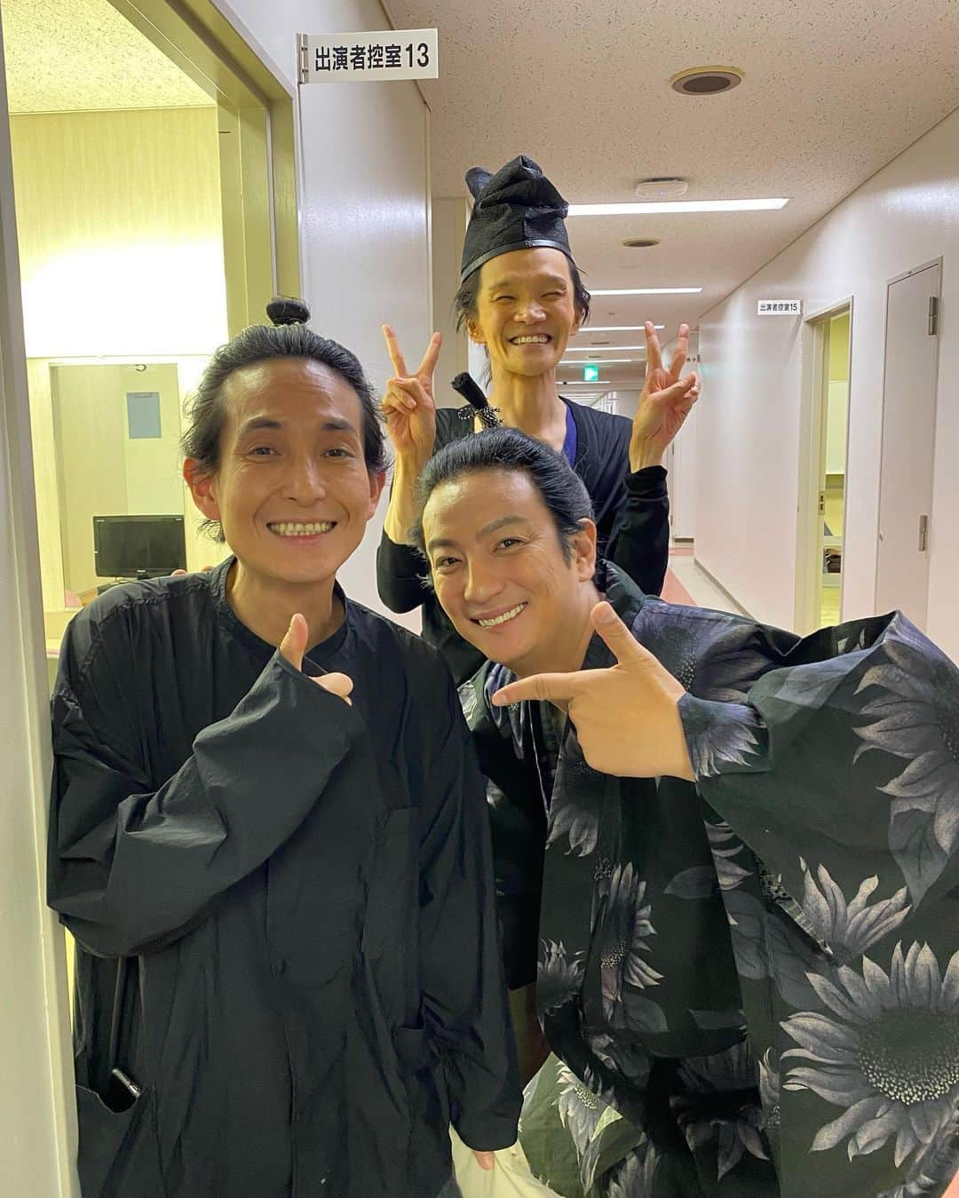 上地雄輔さんのインスタグラム写真 - (上地雄輔Instagram)「ヘキサゴンぶりに会った矢部さんは相変わらず優しかった #矢部太郎 さん #カラテカ @ttttarouuuu  俺『矢部さん元気⁉︎お久しぶりですー！』 矢『いやぁどーも！久しぶりだね』 俺『俺実は会ってない間、矢部さんの本読んでたよ🤍』 矢『え！僕の本？』 俺『まず発想から面白い』 矢『えー、嬉しいなぁ』 俺『あの絵のタッチも好きで』 矢『うわぁ、そこまで。嬉しいなぁ』 俺『何気ない日常がまた愛おしんだよな』 矢『そこも分かってくれてるんだぁ』 俺『うん、大好きです！100日後に死ぬワニ🐊』 矢『え？』 俺『え？』 矢『ん？なんて？』 俺『100日後に死ぬワニ😄』 矢『いやそれ、僕のじゃない…』 俺『矢部さん。。大好きです』  #矢部先生 作 #大家さんと僕」11月8日 10時46分 - usk_kmj