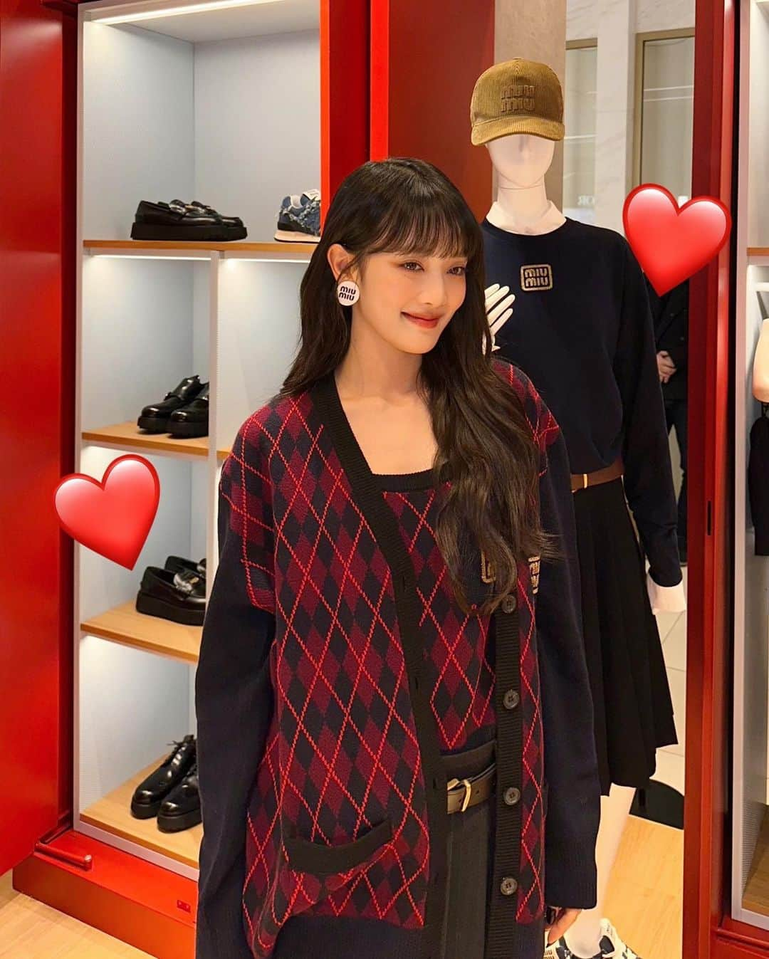 ミンニのインスタグラム：「너무 예쁘잖아🥰 여러분도 많이 놀러오세요~❤️  26일까지 진행됩니다! #MiuIvy #MiuMiu #광고 #미우미우」