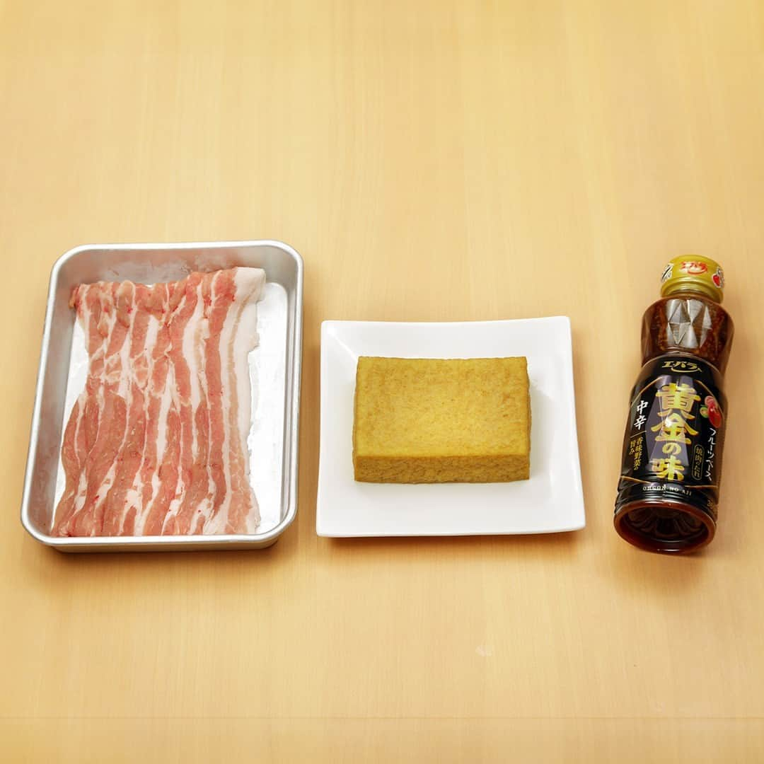 エバラ食品さんのインスタグラム写真 - (エバラ食品Instagram)「食べたいと思った人は🍖（にく）で教えてください！ . ＼巻いて、巻いて！／ 【やみつき肉巻きレシピ４選】 . 大人気の肉巻きシリーズ♪ ごはんにも、おつまみにも、お弁当のおかずにもおすすめです😋 . ①厚揚げの肉巻き 崩れにくく、火の通りやすい厚揚げなら、肉巻き初心者さんにもおすすめですよ◎ ＜材料2～3人分＞ 豚バラ薄切り肉　6枚(約120g) 厚揚げ　1枚(約200g) エバラ黄金の味　大さじ2～3 サラダ油　適量 小ねぎ(小口切り)　適宜 ＜作り方＞ 【1】厚揚げは6等分に切り、豚肉をらせん状に巻きつけます。 【2】フライパンに油を熱し、【1】を肉の巻き終わりを下にして焼きます。 【3】転がしながら全体を焼き、火が通ったら「黄金の味」を加え、全体にからめて、できあがりです。 ※お好みで小ねぎを散らしてお召しあがりください。 . ②しそと豆腐の肉巻き お豆腐なのに、しっかりとした食べ応え。しその風味がたまりません♪ ＜材料2～3人分＞ 豚バラ薄切り肉　8枚(約160g) 木綿豆腐　1丁(約300g) 大葉　8枚 エバラ黄金の味　大さじ2～3 小麦粉　適量 サラダ油　適量 ＜作り方＞ 【1】豆腐は水きりして8等分に切り、大葉をのせて豚肉で巻きます。 【2】【1】の両面に小麦粉を薄くまぶします。 【3】フライパンに油を熱し、【2】を肉の巻き終わりを下にして焼きます。 【4】転がしながら全体を焼き、火が通ったら「黄金の味」を加え、全体にからめて、できあがりです。 . ③黄金肉巻きえのき えのきをお肉で巻いて、「黄金の味」でからめるだけ。おつまみにも最適！ ＜材料2～3人分＞ 豚バラ薄切り肉　6枚(約120g) えのきたけ　1袋 エバラ黄金の味　大さじ2～3 サラダ油　適量 小ねぎ(小口切り)　適宜 ＜作り方＞ 【1】えのきたけは石づきを切って6等分にします。 【2】豚肉を1枚ずつ広げ、【1】をのせてきつく巻きます。 【3】フライパンに油を熱し、【2】を肉の巻き終わりを下にして焼きます。 【4】転がしながら全体を焼き、火が通ったら「黄金の味」を加え、全体にからめて、できあがりです。 ※お好みで小ねぎを散らしてお召しあがりください。 . ④肉巻きたまねぎ 見た目もかわいい♪「黄金の味」で作る、オニオンリングの肉巻きです。 ＜材料2～3人分＞ 豚ロース薄切り肉　6枚(約120g) たまねぎ　1/2個 エバラ黄金の味　大さじ2～3 サラダ油　適量 ＜作り方＞ 【1】たまねぎは1.5cm幅の輪切りにし、1枚ずつはがしてリング状にし、豚肉を巻きつけます。 【2】フライパンに油を熱し、【1】を弱めの中火で焼きます。 【3】転がしながら全体を焼き、火が通ったら「黄金の味」を加え、全体にからめて、できあがりです。」11月8日 16時30分 - ebarafoods