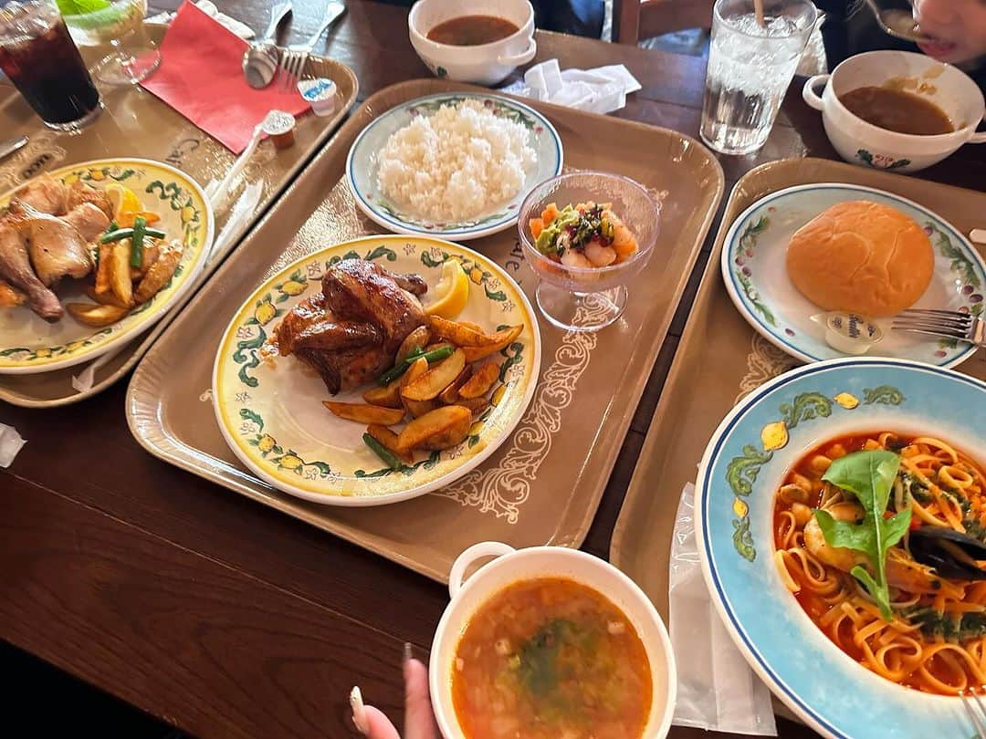 木下優樹菜のインスタグラム：「カフェポルトフィーノ🍽️ ここのロティサリーチキンLuv♡」