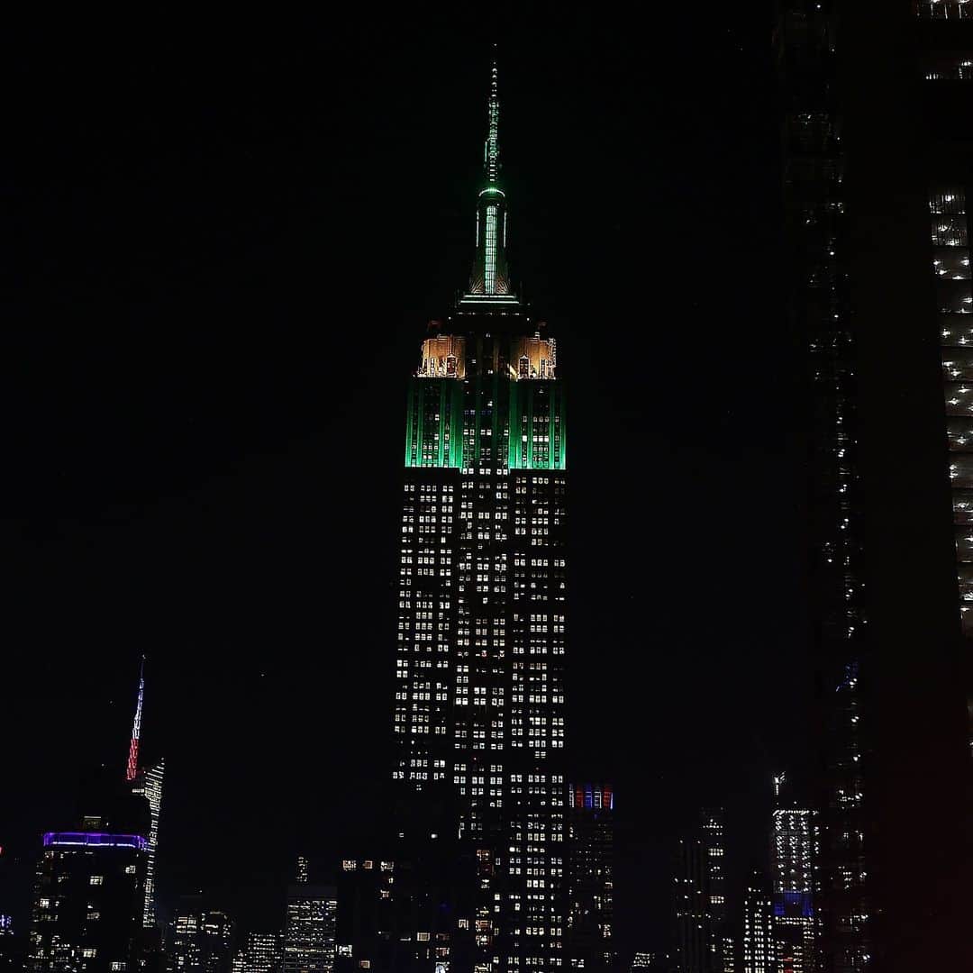 Warner Bros. Picturesさんのインスタグラム写真 - (Warner Bros. PicturesInstagram)「Shining in green and yellow tonight to celebrate the 20th Anniversary of Elf and Buddy's first trip to New York City #elf20th」11月8日 10時53分 - wbpictures