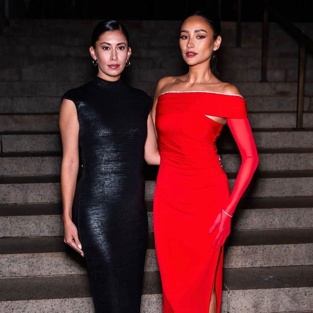 エルベ レジェのインスタグラム：「A night at the museum @shaymitchell @ochsmichelle   #cfdaawards #cdfa #herveleger #springcollection」