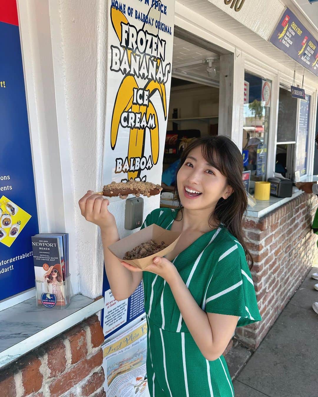のインスタグラム：「#balboaisland にある #frozenbabana 屋さん🍌 ドラマ『#OC』にもでてくる、#オレンジカウンティ の観光名所♡  #ロサンゼルス留学 のあとは #orangecounty の友達の家に遊びに行ってました🎈ほんと住みやすくていい場所、、！日本人も多いので #日本食スーパー とかもあります💡こんなところに家を買えるようになりたいね〜なんて話しながら過ごしてたよ🌈 . . . . 昨日の夜、急にめちゃくちゃアメリカに戻りたくなった……！ もう少し日本で頑張ります🇯🇵🔥 . . . . #california #oclife #balboabar #frozen #frozenfood #newportbeach #newportbeachcalifornia #sugernspice #sugernspicetreats」