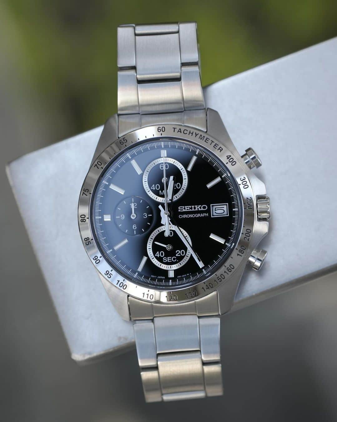 のインスタグラム：「⌚️ 【商品紹介】 SEIKO SBTR005  今回はSEIKOのお時計をご紹介します！ ビジネスマンやスーツを日常的に着用される方に人気のあるSEIKOのSPIRIT。スタンダードなよくあるデザインですが、それ故使いやすく幅広い世代の方におすすめできる時計です。 クロノグラフ、カレンダー、ストップウォッチ等便利な機能がたくさん付いていて機能性抜群なのが嬉しいです。針やインデックスの一部には蓄光加工が施されているので暗いところでも時間の確認が可能です。  大きさや実際の色味など、ぜひ店頭でお試しください！スタッフ一同、心よりお待ちしております🙇‍♀️  ……………………………………………………….................  ☟オンラインショップはプロフィールURLから☟ @tokia_official  ……………………………………………………….................  #時計倉庫 #時計倉庫tokia #腕時計 #watch #手表 #腕元倶楽部 #腕時計好きな人と繋がりたい #seiko #seikowatch #seikospirit #セイコー」