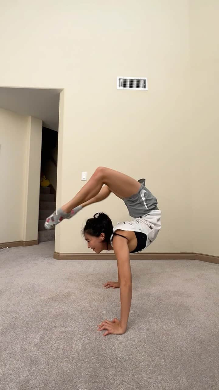 篠原枝令菜のインスタグラム：「The Washing Machine, Spider Handstand, Back Breaker… what other names do you have for this move??   #rhythmicgymnast #contortion #flexibility #handstand #epicmoves」