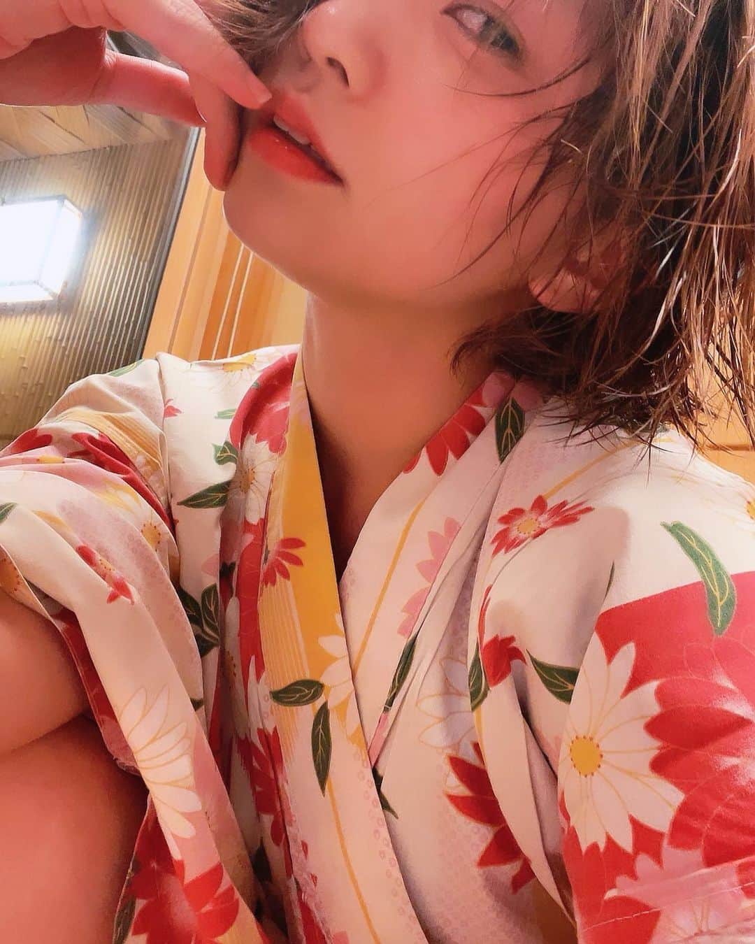安枝瞳のインスタグラム：「. 温泉の浴衣ってなんか写真撮りたくなるよね🥺 そしてビール飲みたくなるよね😁✨笑」