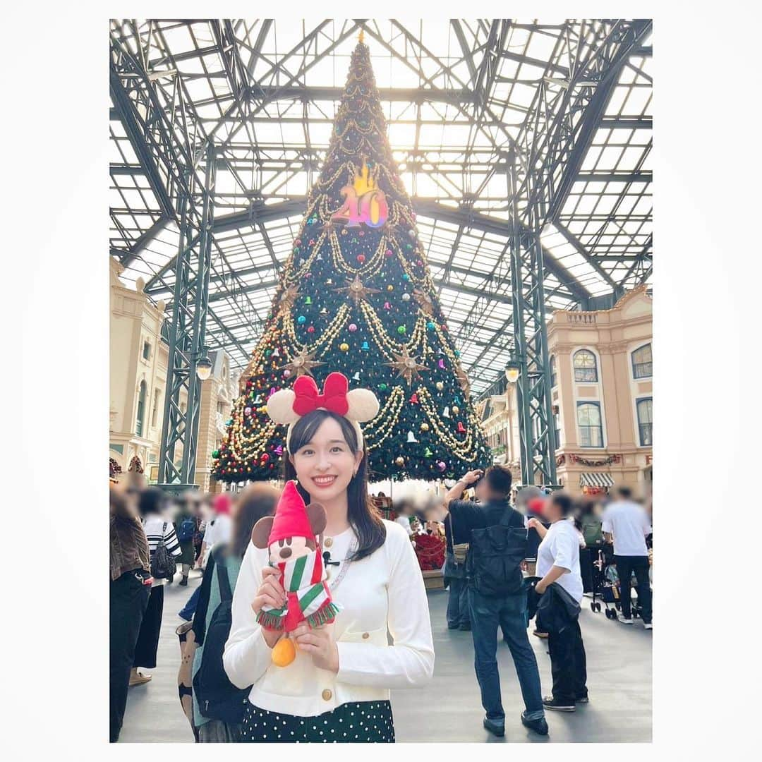 宇賀神メグさんのインスタグラム写真 - (宇賀神メグInstagram)「🎄  . .  THE TIME,のロケで東京ディズニーランドとシーへ！✨ 今日から始まるディズニー・クリスマスの取材をしました。  華やかに装飾されたパーク内、 可愛らしいミッキーや妖精のリルリンリン、 写真を撮る手が止まりませんでした。😌 限定グルメも頂き 少し早めのクリスマスを満喫しました。🔔  途中、別の番組のロケで来ていた 吉村ヨッシーに会えました！ ランドもシーもまた改めて行きたいです。☺️✨  . .  #東京ディズニーランド #東京ディズニーシー  #ディズニークリスマス #リルリンリン  #ディズニー #クリスマス  #tokyodisneyland #tokyodisneysea #disney  #christmas #christmastree  #thetime_tbs」11月8日 11時07分 - ugajin_megu