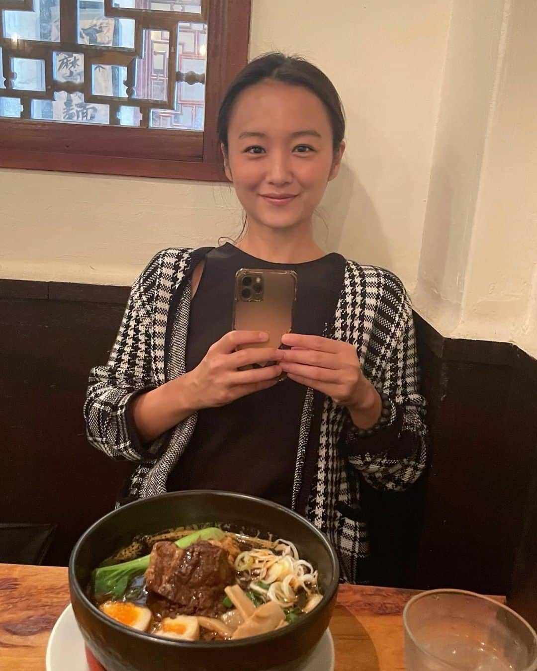 真下玲奈のインスタグラム：「当日券を買って、美術館に行ったら休館日でした。  え？！そんなことあるの。 ただ担々麺を食べ、おつなずしを買って帰って来ました。 そういうこともあるよね。  今日も自分改革していきます。 いい日になりますように✨✨  #真下玲奈 #最近の話」