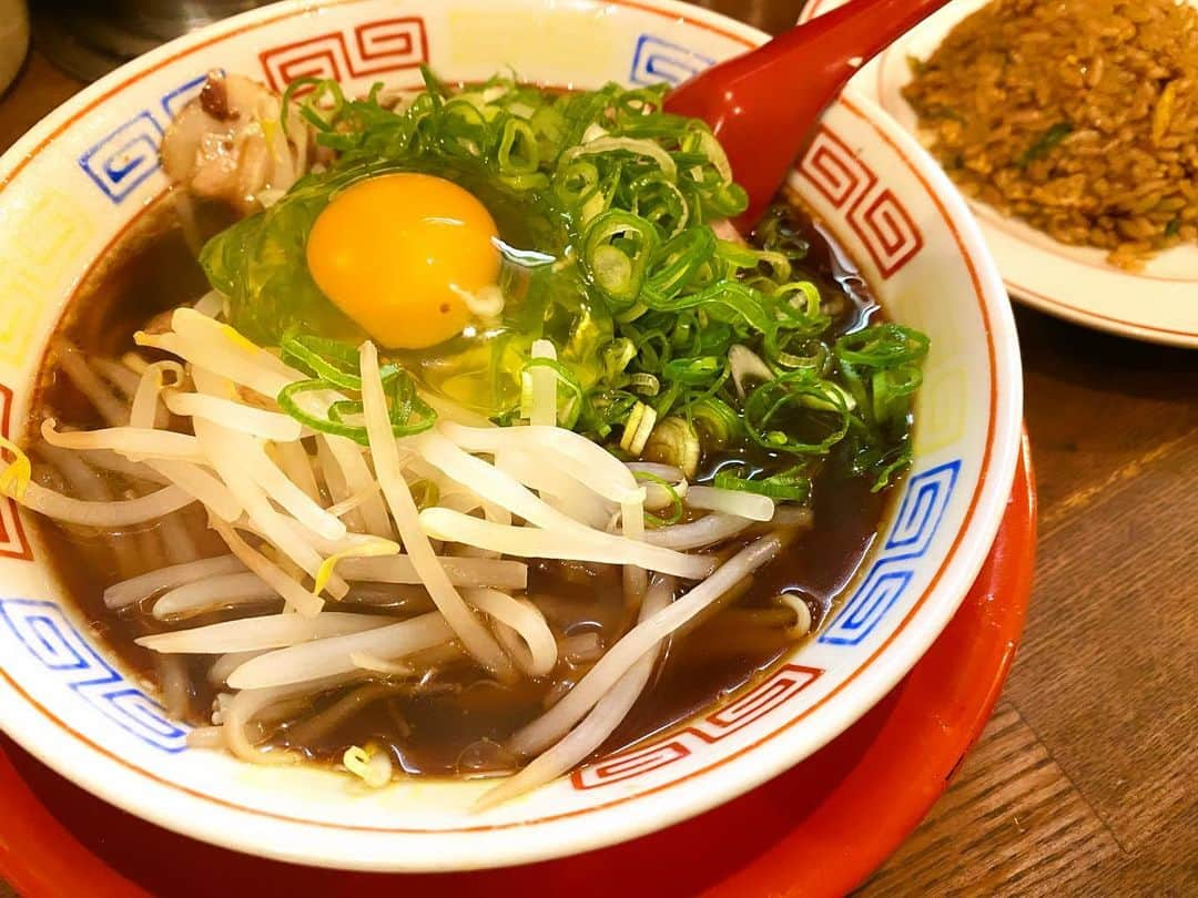 デコウトミリさんのインスタグラム写真 - (デコウトミリInstagram)「濃い醤油ラーメンが食べたすぎて ストーリーでみなさまにおすすめ聞いたところ 一番多くあがっていた、新福菜館へ🙏🍜  平日夜行ったけど、並びました🥹 1人で行ったので、全部食べきれるか不安だったので 焼き飯も小をさらに少なめにしてもらったよ🥰 中華そばの小はそんなに量なくて食べやすいボリューム感でした✨  濃ーい醤油ラーメンがずっと食べたかったから大満足♡ 焼飯もおいしかったから絶対セットにするのがおすすめ！  教えてくれたみんなありがとう🫶」11月8日 11時08分 - miridecouto